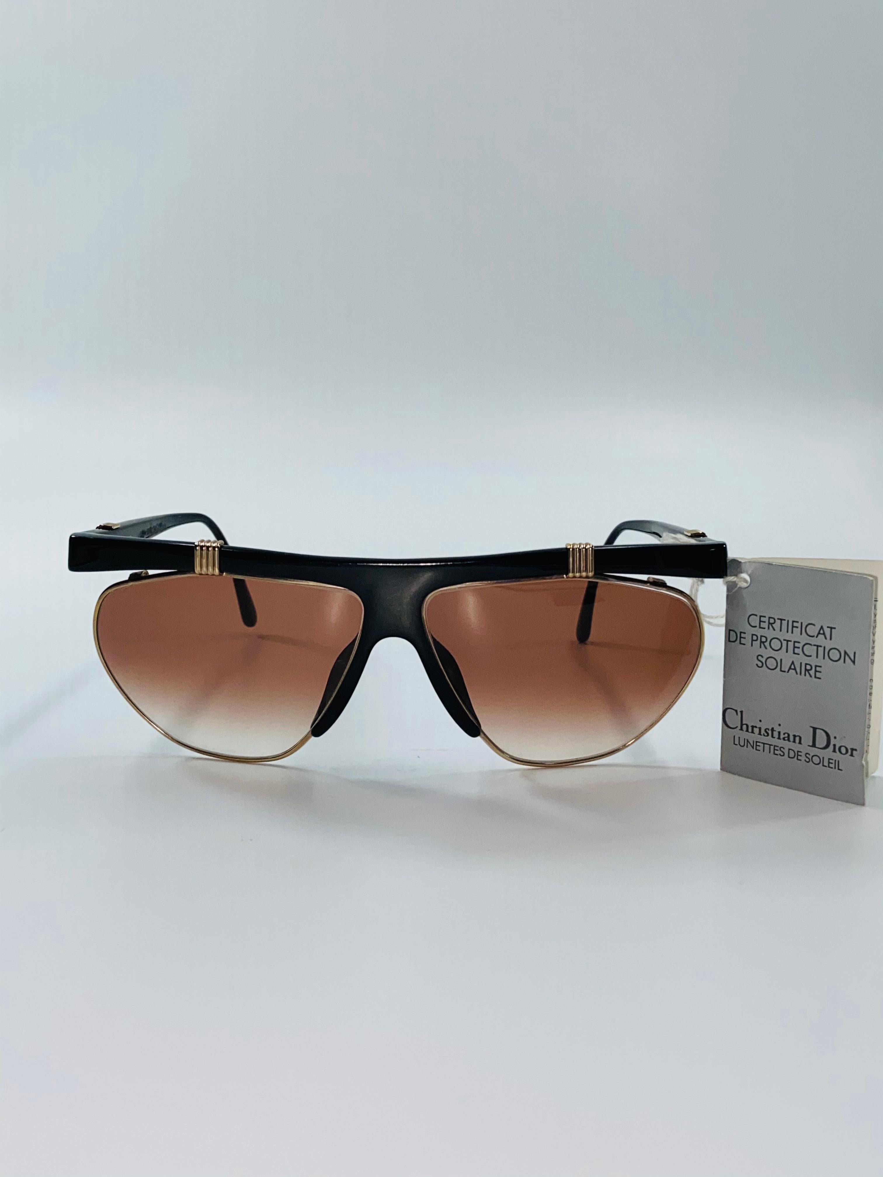 Christian Dior 1970's Optyl Deadstock Vintage Sunglasses
Cadre noir avec détails décoratifs en métal doré
Fabriqué en Allemagne
Étiquettes originales
Jamais porté

Largeur maximale de 6 1/4 in.
Hauteur du cadre 2 in.
Largeur du cadre 2 3/4