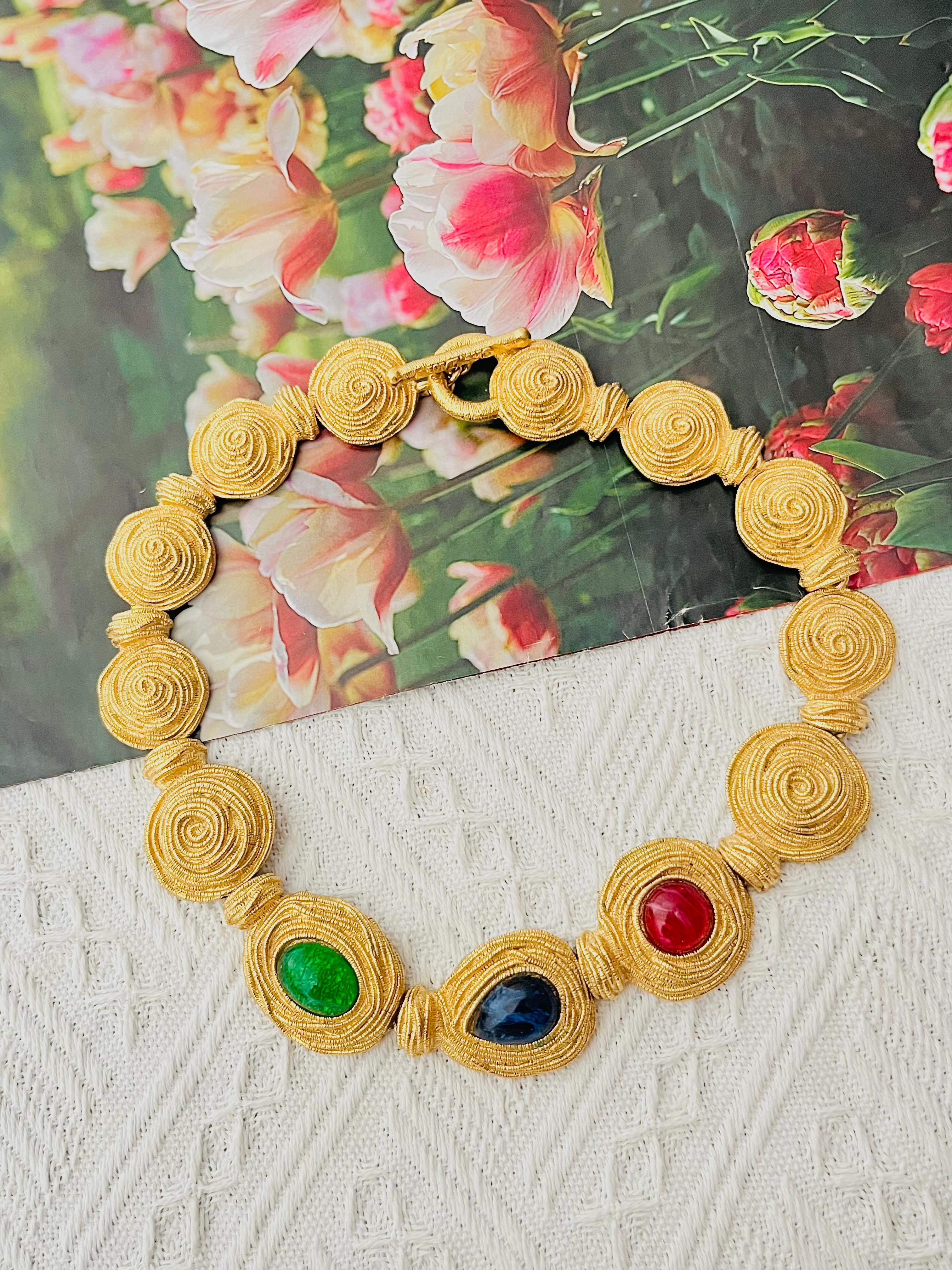 Christian Dior 1970 Vintage Unisex Rubino Zaffiro Smeraldo Cabochon Spirale Cerchio Cupola Rosso Blu Greene & Greene Cristalli Goccia d'Acqua Fiori Ovale Modernista Elegante Collana di grande effetto, Placcata in Oro

Condizioni eccellenti. Nessuna