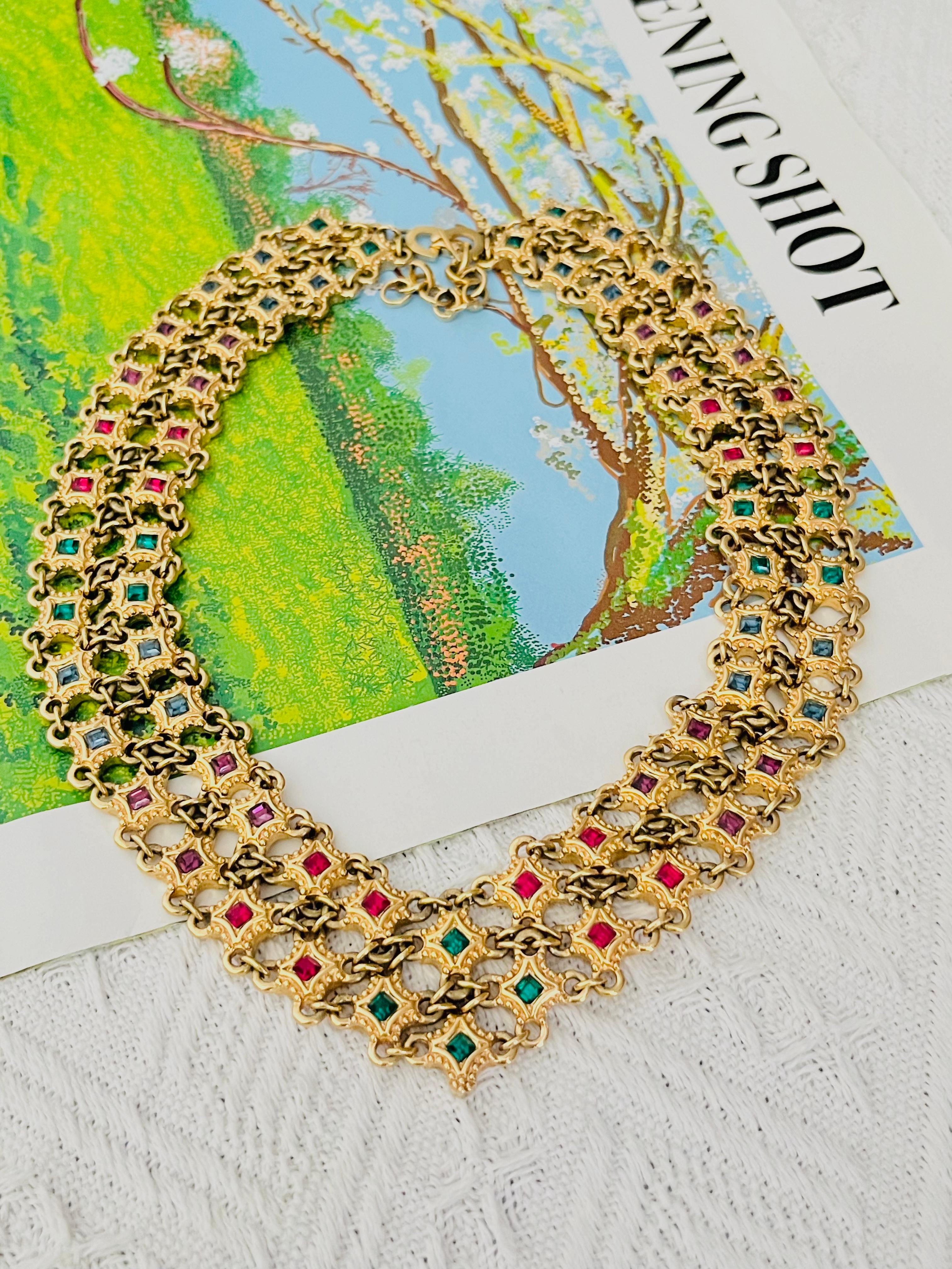 Christian Dior 1970s Vintage Luxury Baroque Ruby Sapphire Emerald Amethyst Red Blue Green Purple Crystals Stars Square Double Mesh Openwork Interlocked Triangle Wide Modernist Elegant Necklace, Gold Plated

Ottime condizioni. Non ci sono pietre