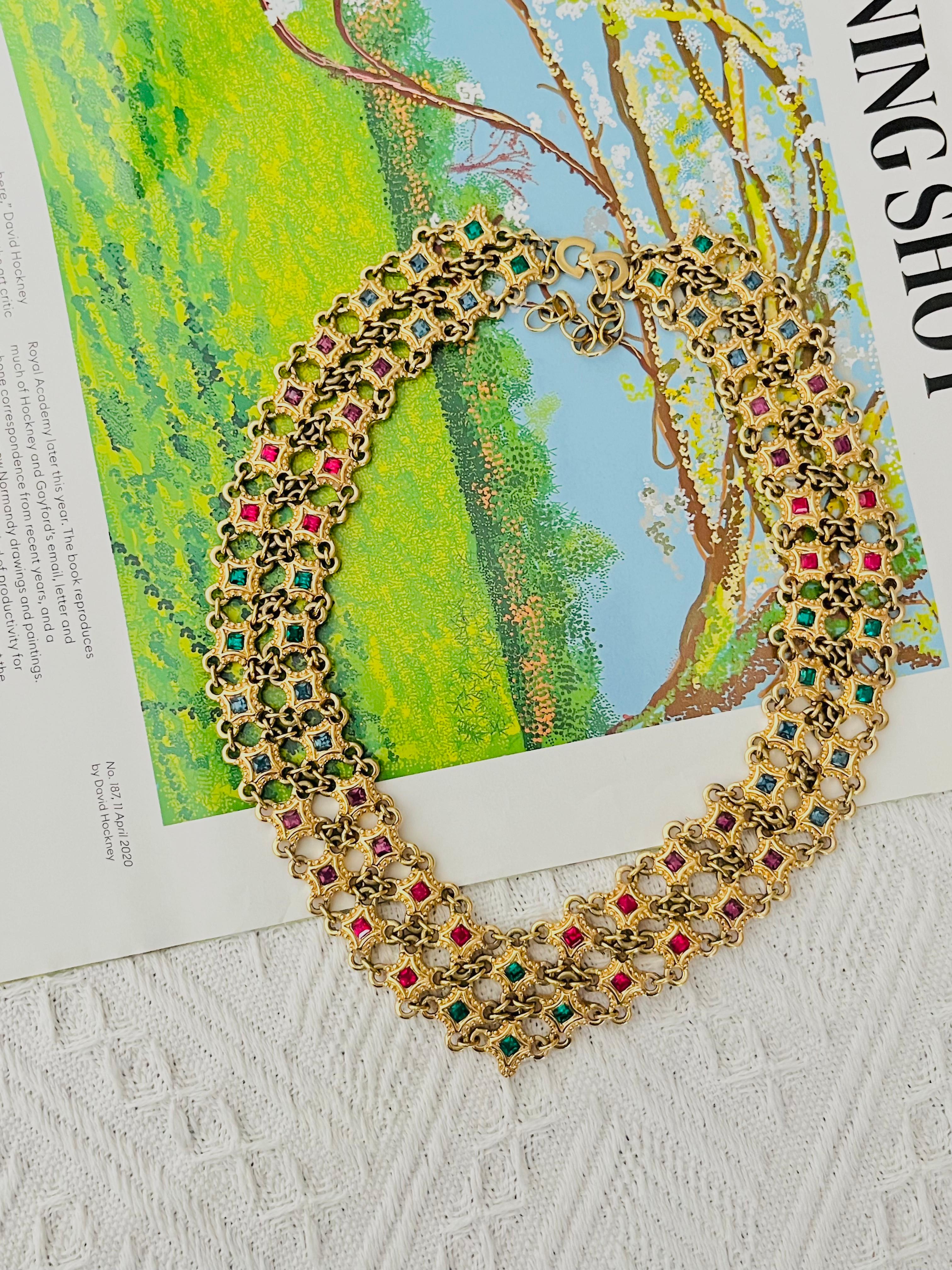 Art Déco Christian Dior 1970 - Collana quadrata a rete traforata con stelle di smeraldo e rubino in vendita