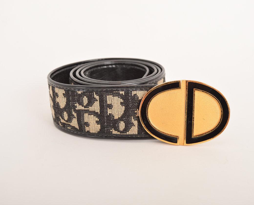 A 1970's CHRISTIAN DIOR belt, featuring the iconinc 1970's Trotter monogram in black & cream, with large enamelled 'CD' buckle. 
 
Features;
Iconic Dior 'Trotter' print
Large 'CD' buckle
 
Sizing;
Waist; 31'' - 35'' 