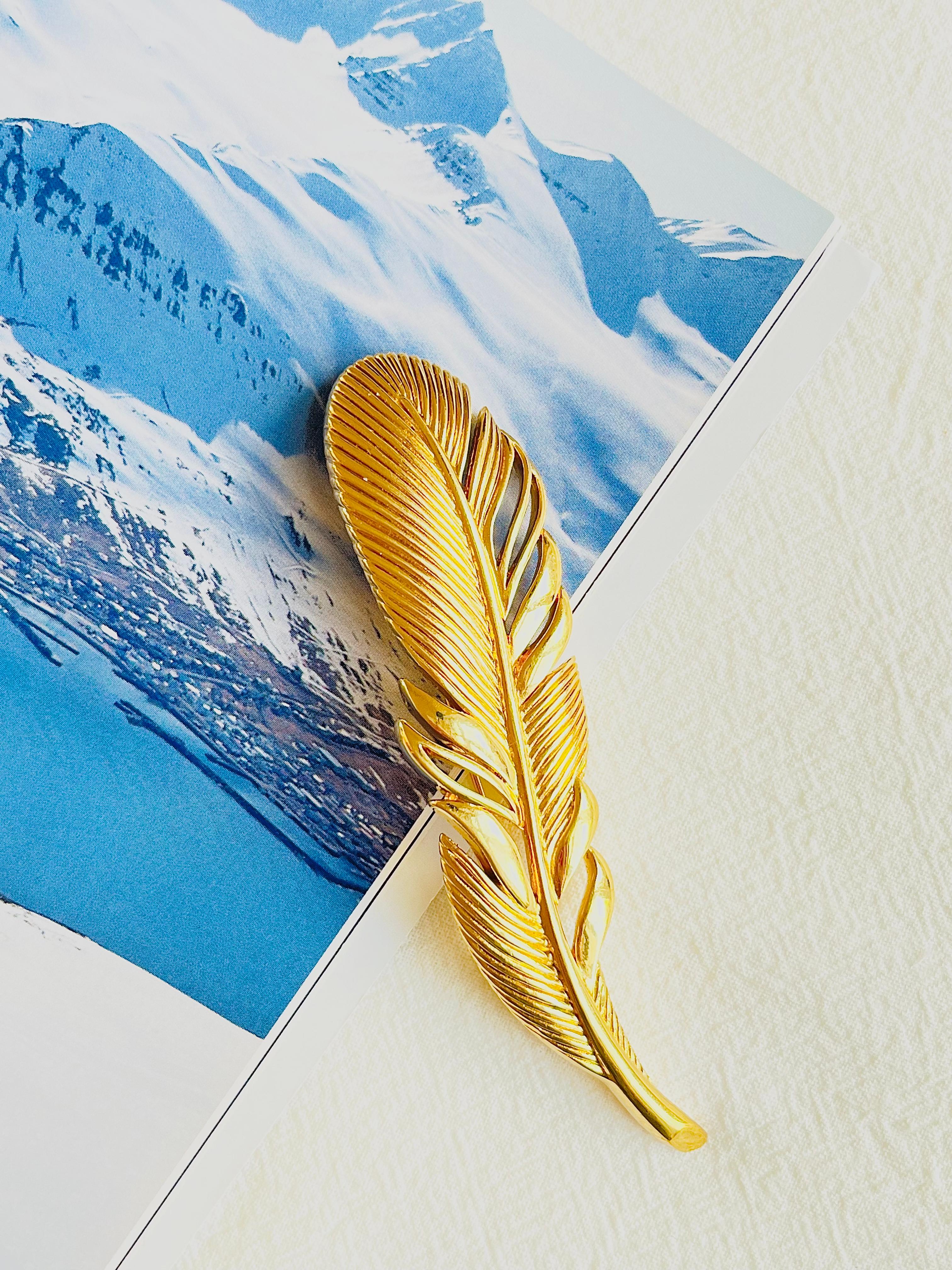 Very good condition. 100% Genuine.

A unique piece. This gold plated stylised brooch. Safety-catch pin closure, signed on the back.

Size: 10.0 cm x 2.5 cm.

Weight: 26.0 g.

_ _ _

Great for everyday wear. Come with velvet pouch and beautiful