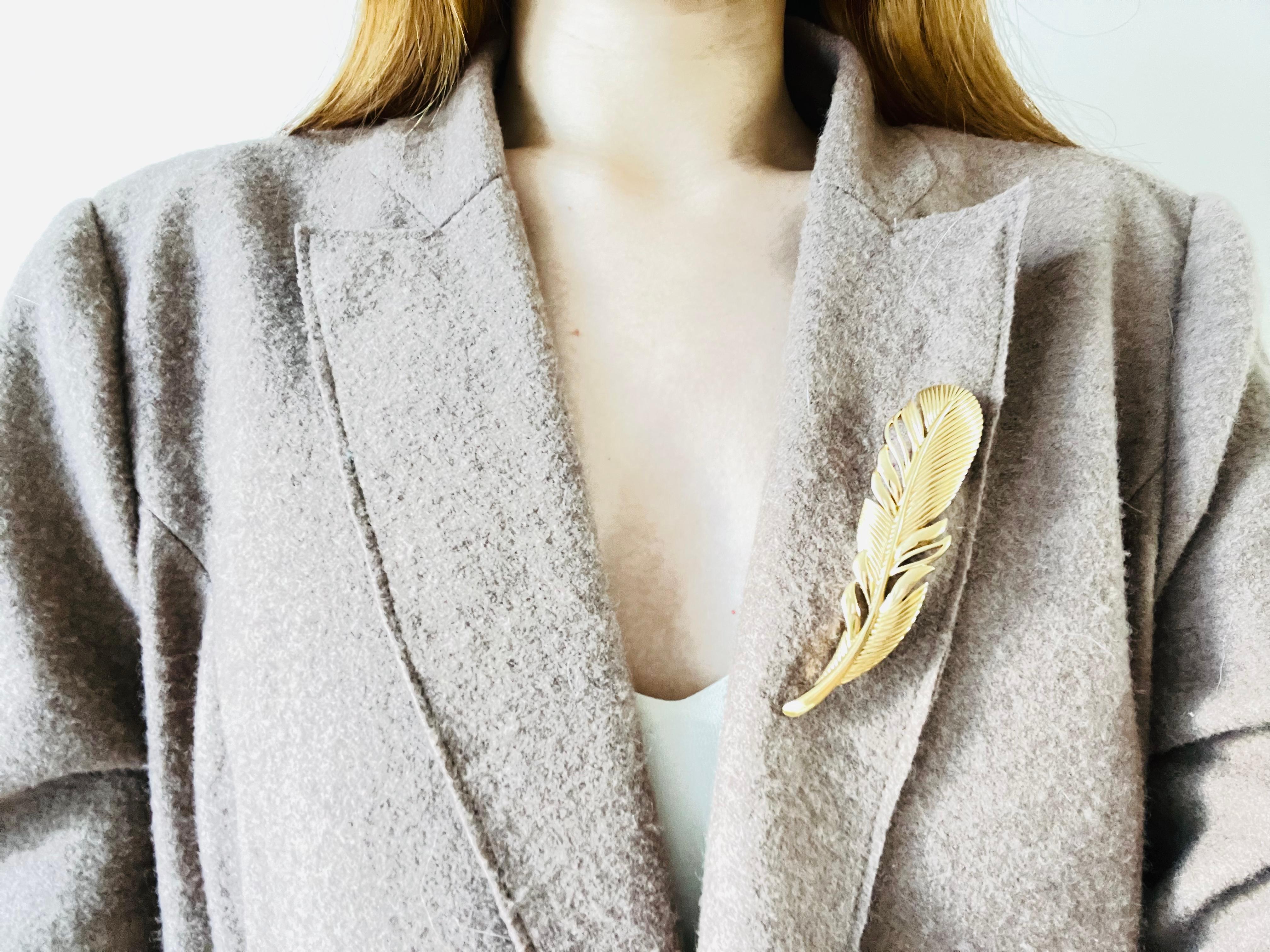Christian Dior 1970er Jahre Vintage Große durchbrochene große lange Federblatt-Goldbrosche für Damen oder Herren