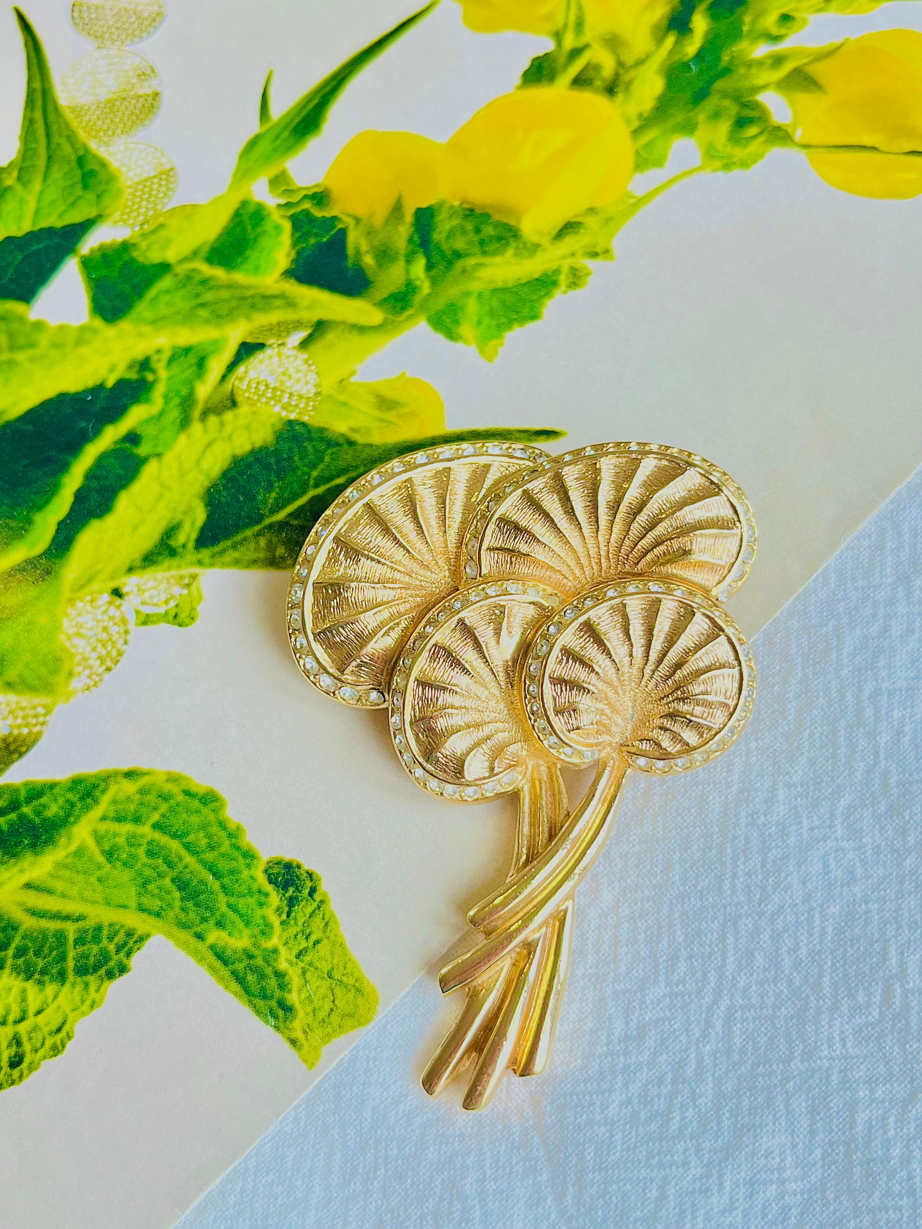 Christian Dior 1970s Vintage Large Mushroom Palm Leaf Crystals Exquisite Brooch, Gold Tone

Very excellent condition. Very new. 100% genuine.

A unique piece. This is gold plated stylised brooch.

Safety-catch pin closure.

Size: 7.0 cm x 5.0