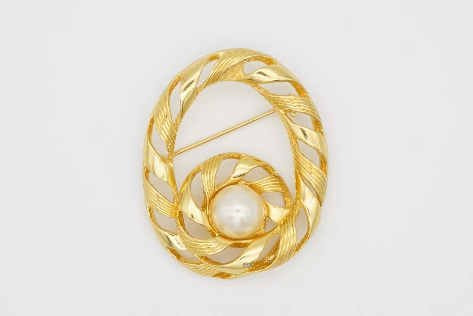 Christian Dior 1970 Vintage Grande spilla rotonda traforata con nodo a spirale di perle bianche 8
