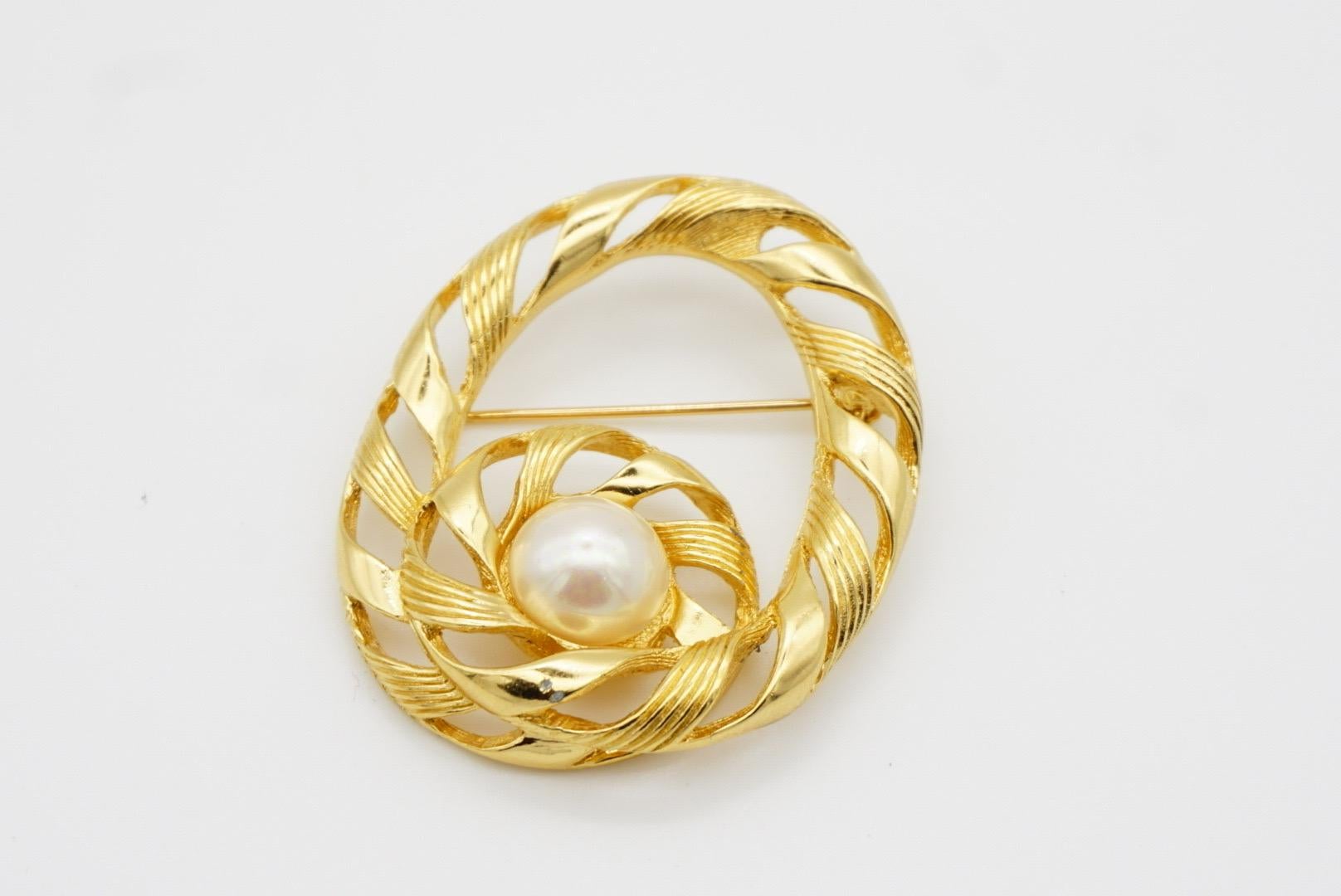 Christian Dior 1970 Vintage Grande spilla rotonda traforata con nodo a spirale di perle bianche 9