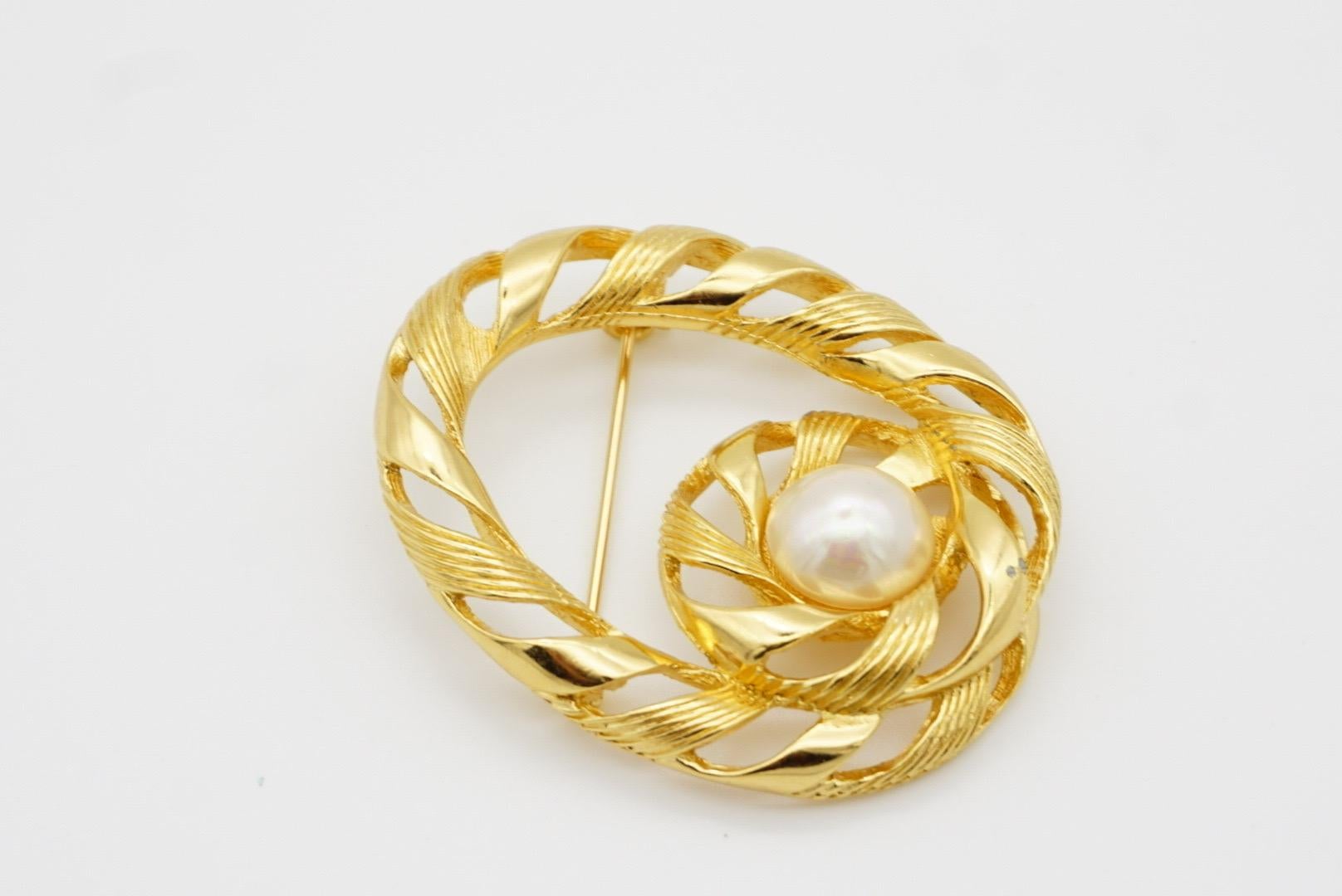 Christian Dior 1970 Vintage Grande spilla rotonda traforata con nodo a spirale di perle bianche 10