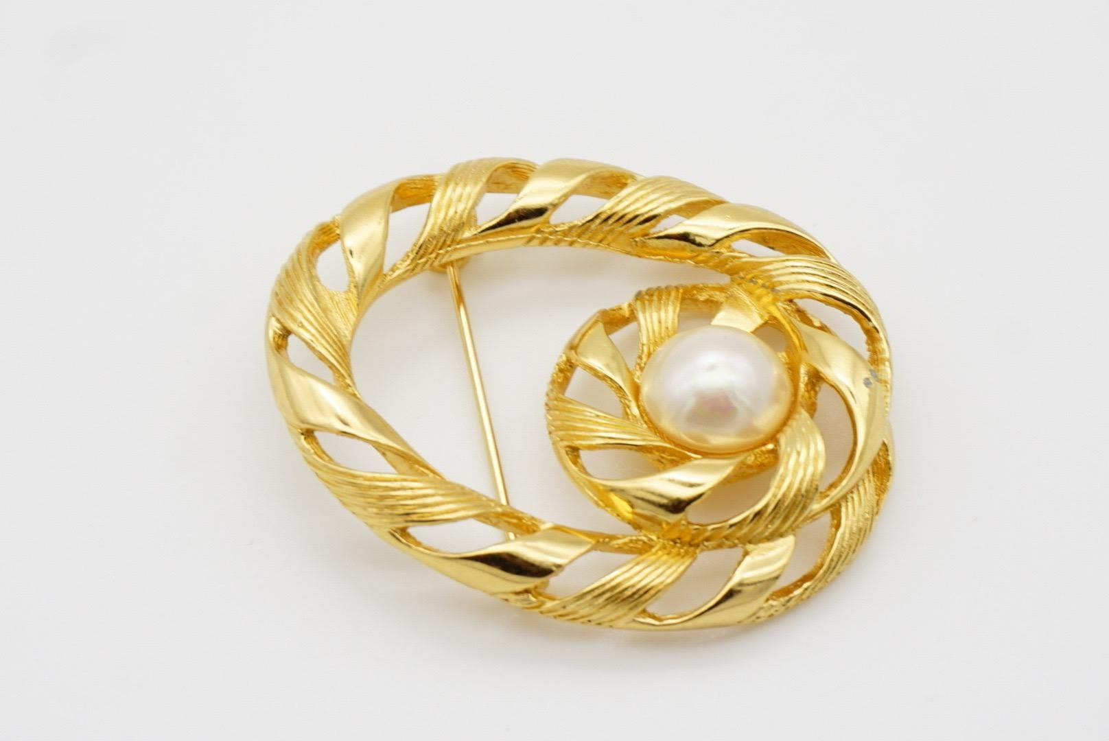 Christian Dior 1970 Vintage Grande spilla rotonda traforata con nodo a spirale di perle bianche 11
