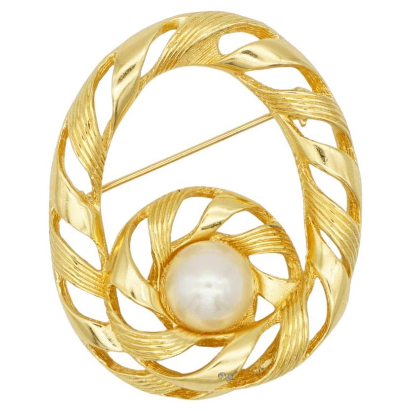 Christian Dior 1970 Vintage Grande spilla rotonda traforata con nodo a spirale di perle bianche, tonalità oro

Ottime condizioni. Graffi leggeri, appena percettibili. 100% autentico.

Un pezzo unico. Questa è una spilla stilizzata placcata in