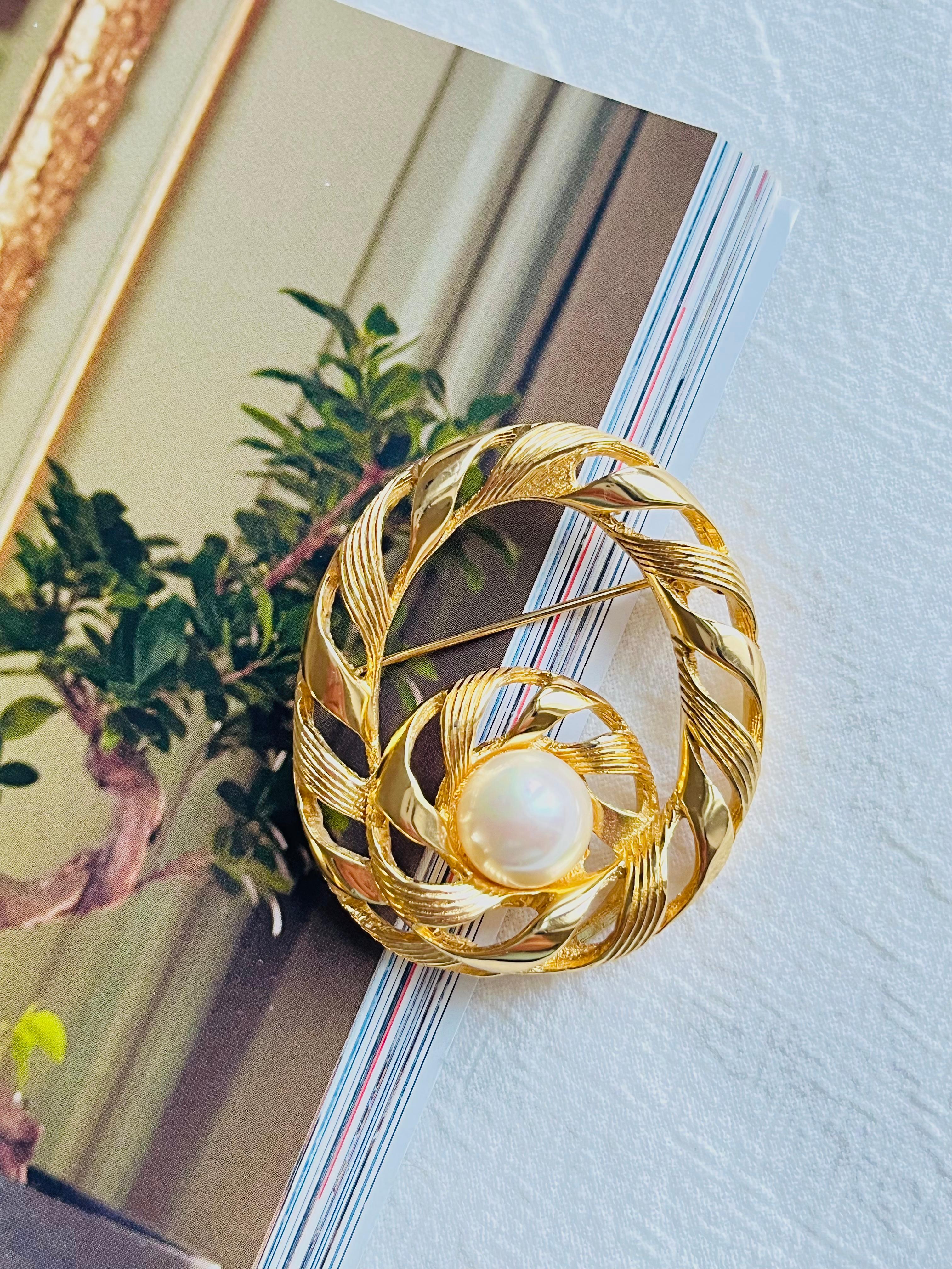 Christian Dior 1970 Vintage Grande spilla rotonda traforata con nodo a spirale di perle bianche 1