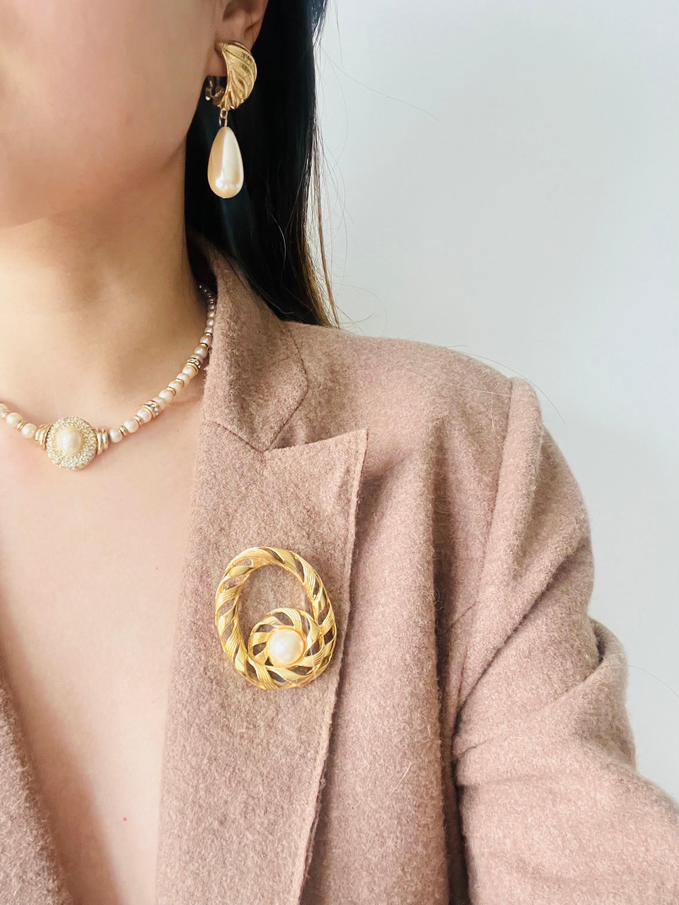 Christian Dior 1970 Vintage Grande spilla rotonda traforata con nodo a spirale di perle bianche 3