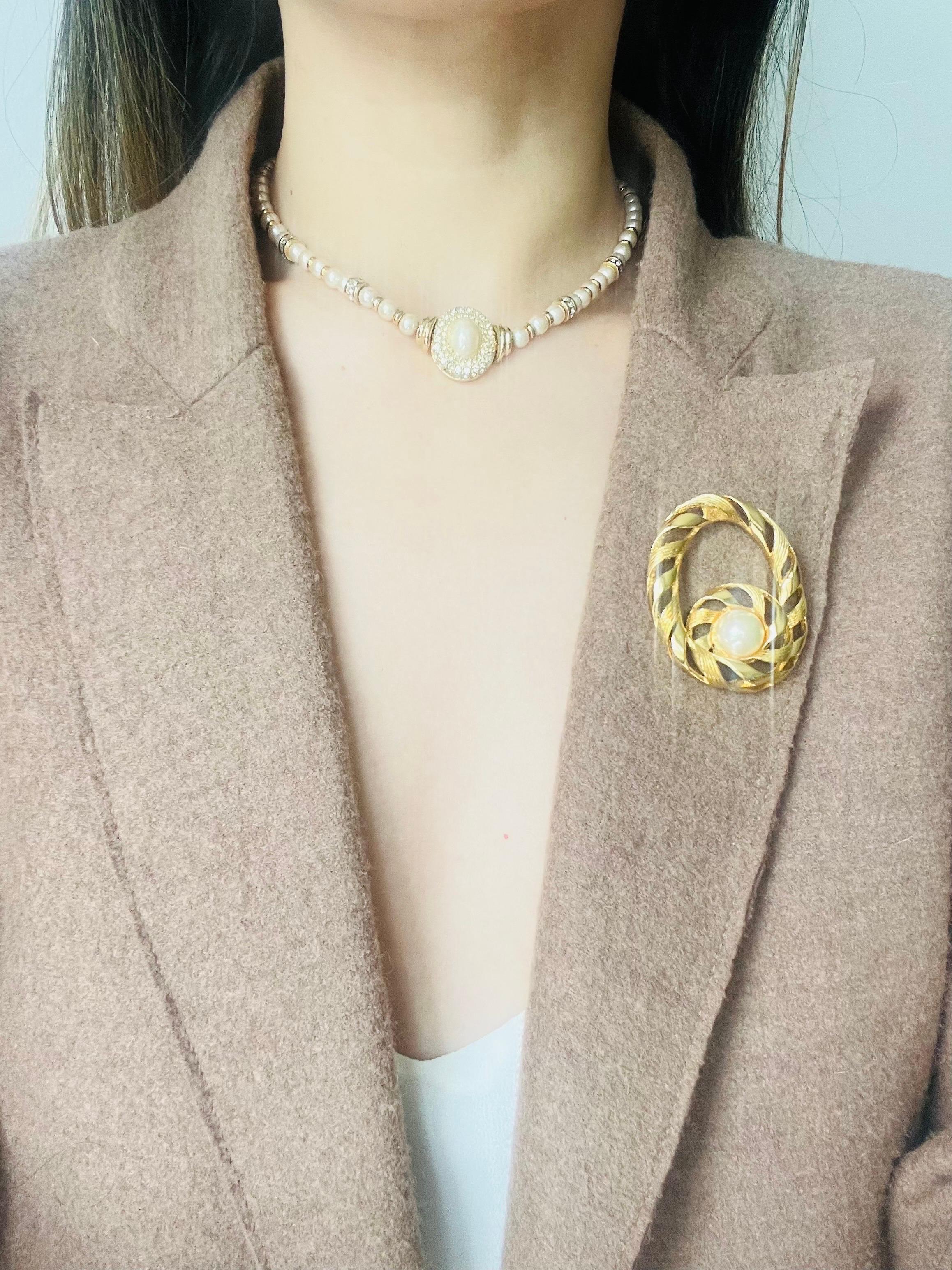 Christian Dior 1970 Vintage Grande spilla rotonda traforata con nodo a spirale di perle bianche 4