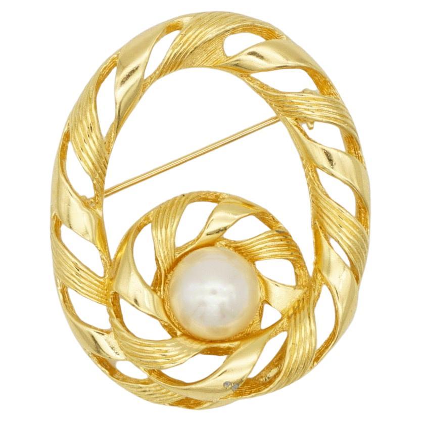 Christian Dior 1970 Vintage Grande spilla rotonda traforata con nodo a spirale di perle bianche