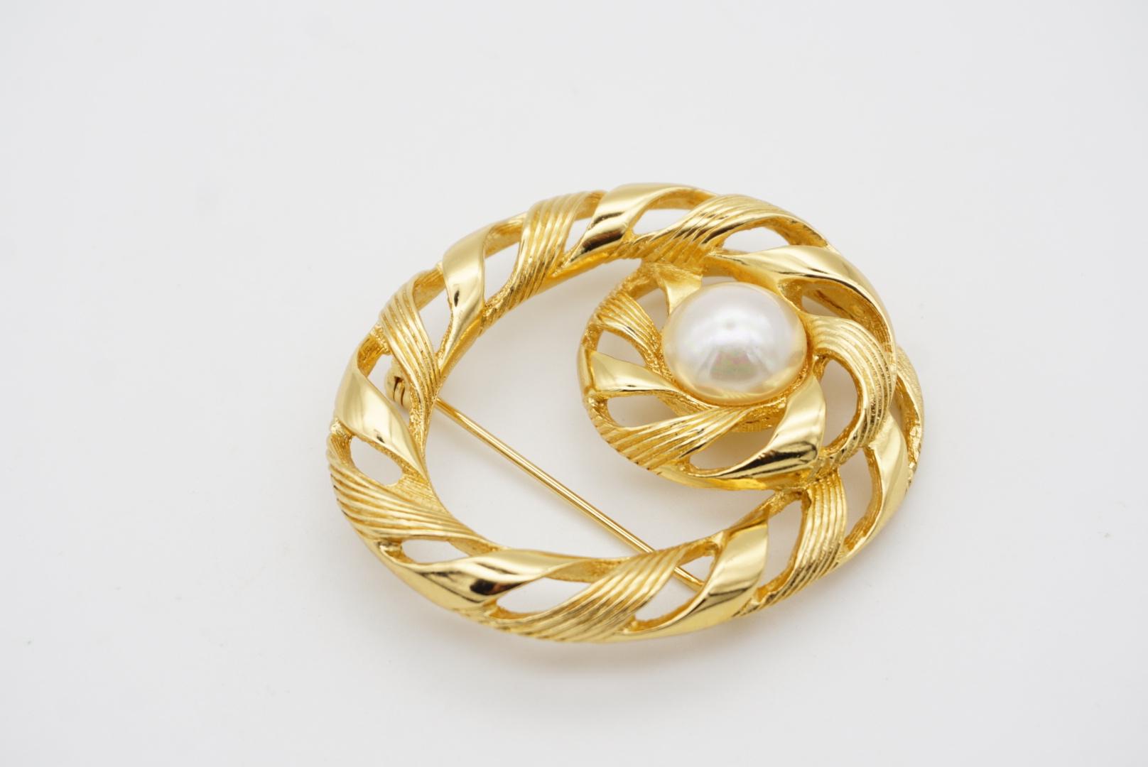 Christian Dior 1970s Vintage Large Oval Swirl Openwork Round Pearl Gold Brooch For Sale 5