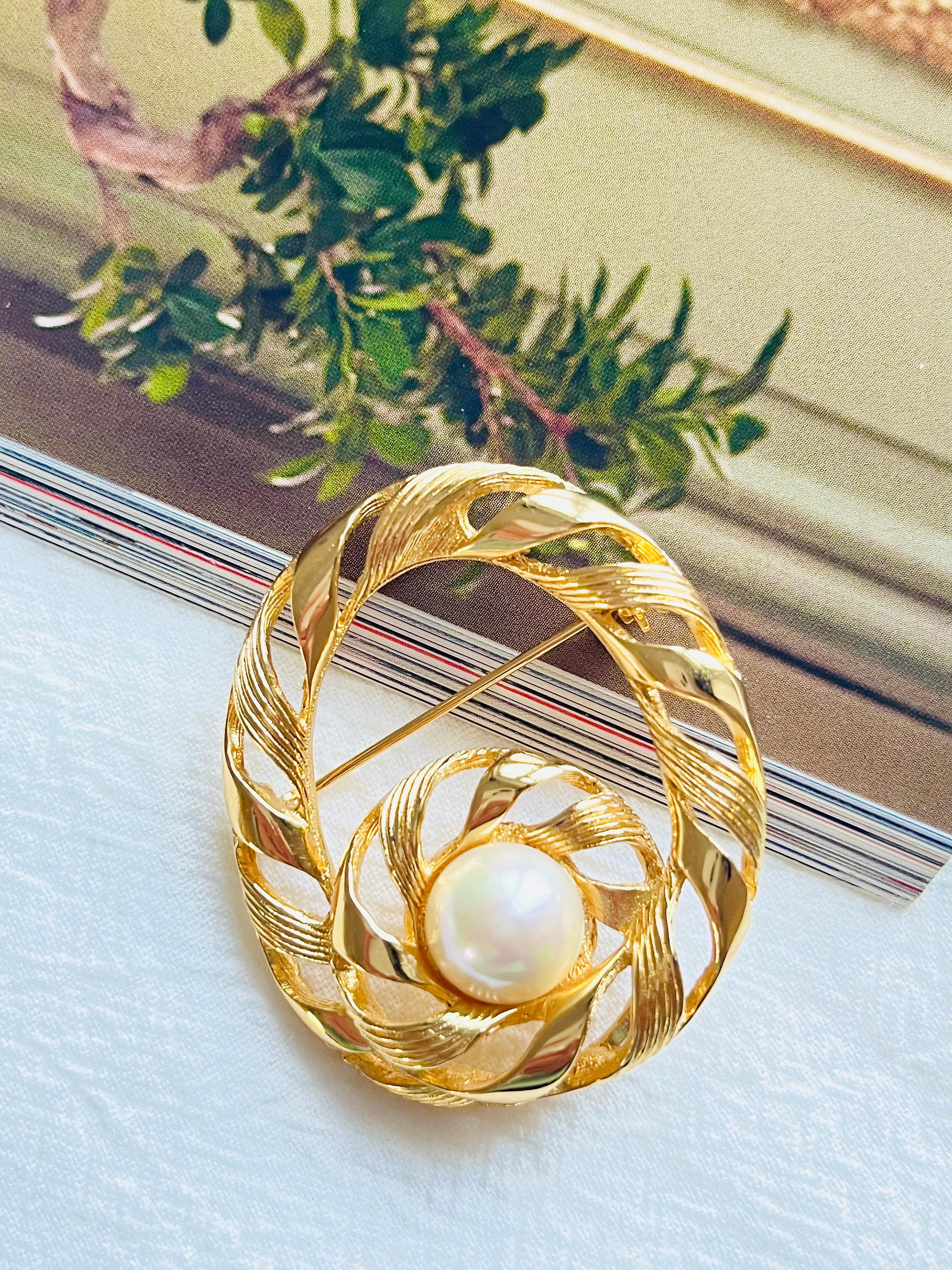 Art Deco Christian Dior 1970s Vintage Large Oval Swirl Openwork Round Pearl Gold Brooch For Sale