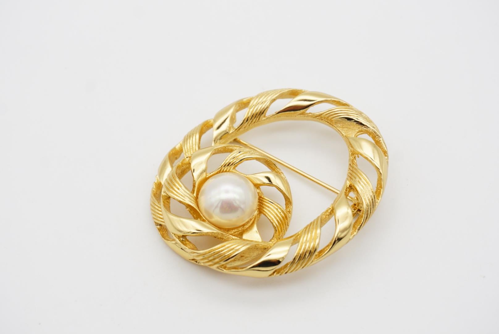 Christian Dior 1970s Vintage Large Oval Swirl Openwork Round Pearl Gold Brooch For Sale 4