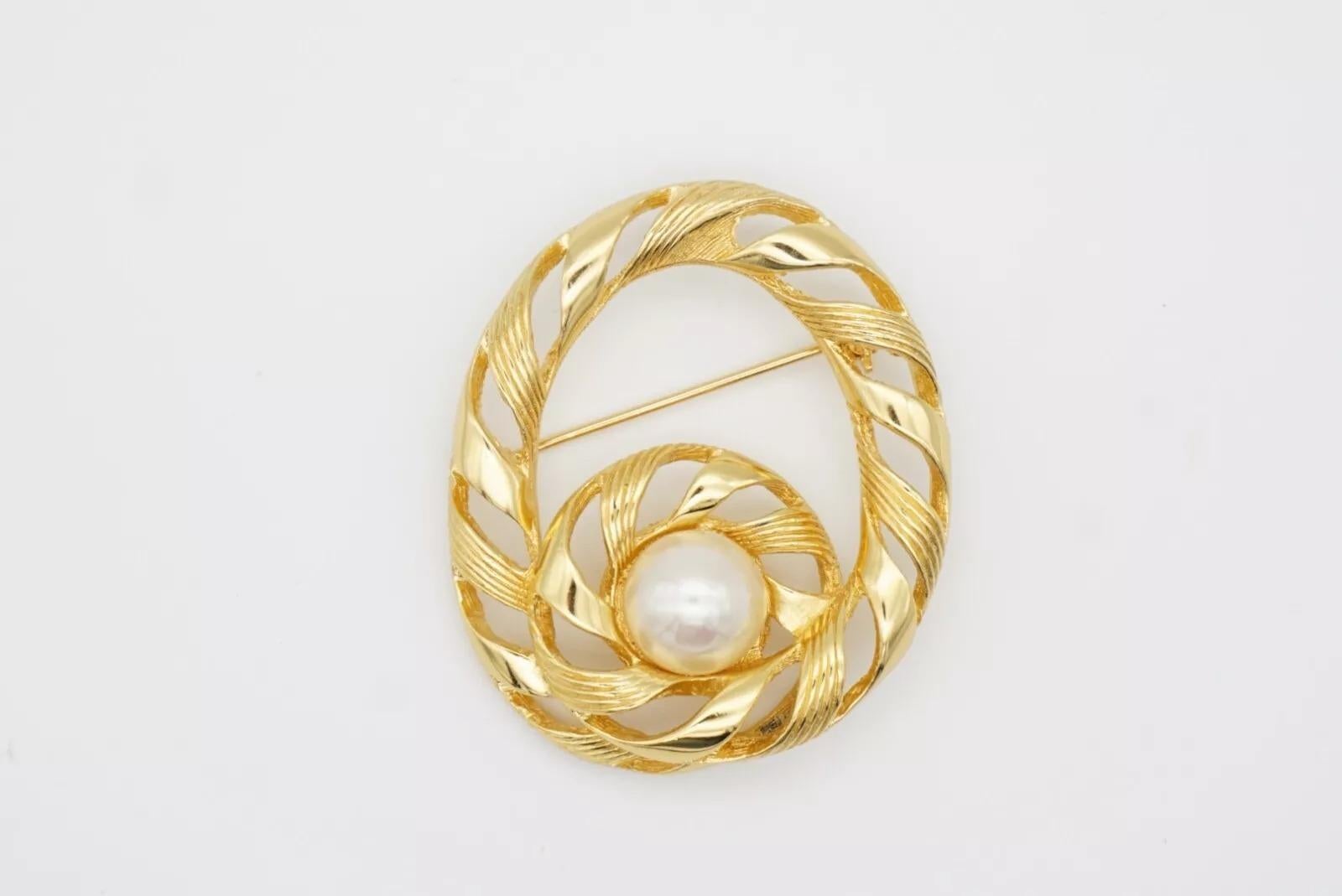 Christian Dior 1970s Vintage Large Oval Swirl Openwork Round Pearl Gold Brooch For Sale 4