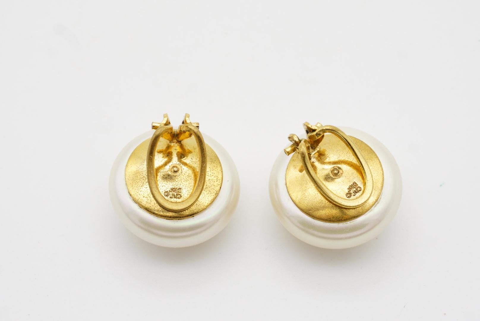 Christian Dior 1970er Jahre Vintage Große runde Kreis-Ohrclips aus Weißperlen in Gold im Angebot 7