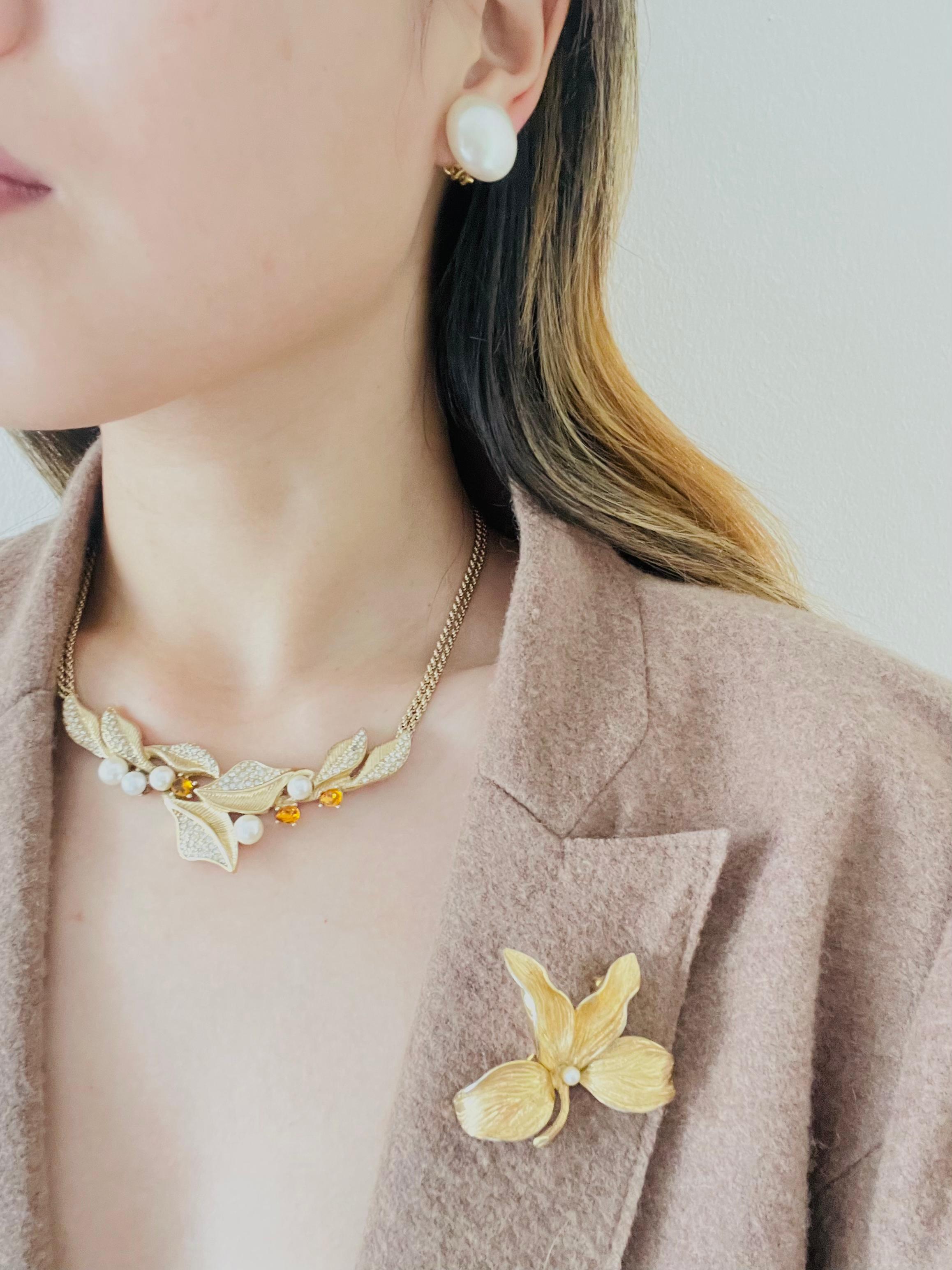 Christian Dior 1970er Jahre Vintage Große runde Kreis-Ohrclips aus Weißperlen in Gold im Angebot 1