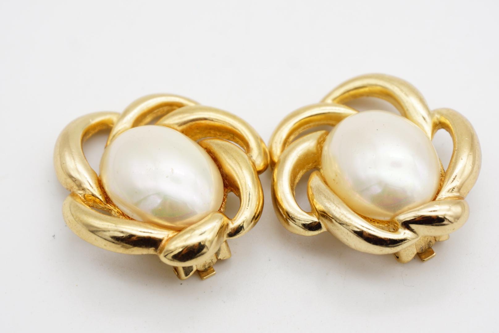 Christian Dior 1970s Vintage Massive Riesige Ovale Weiße Perlen Blume Clip Ohrringe im Angebot 6