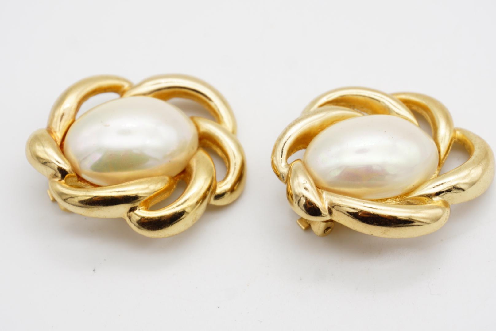 Christian Dior 1970s Vintage Massive Riesige Ovale Weiße Perlen Blume Clip Ohrringe im Angebot 7