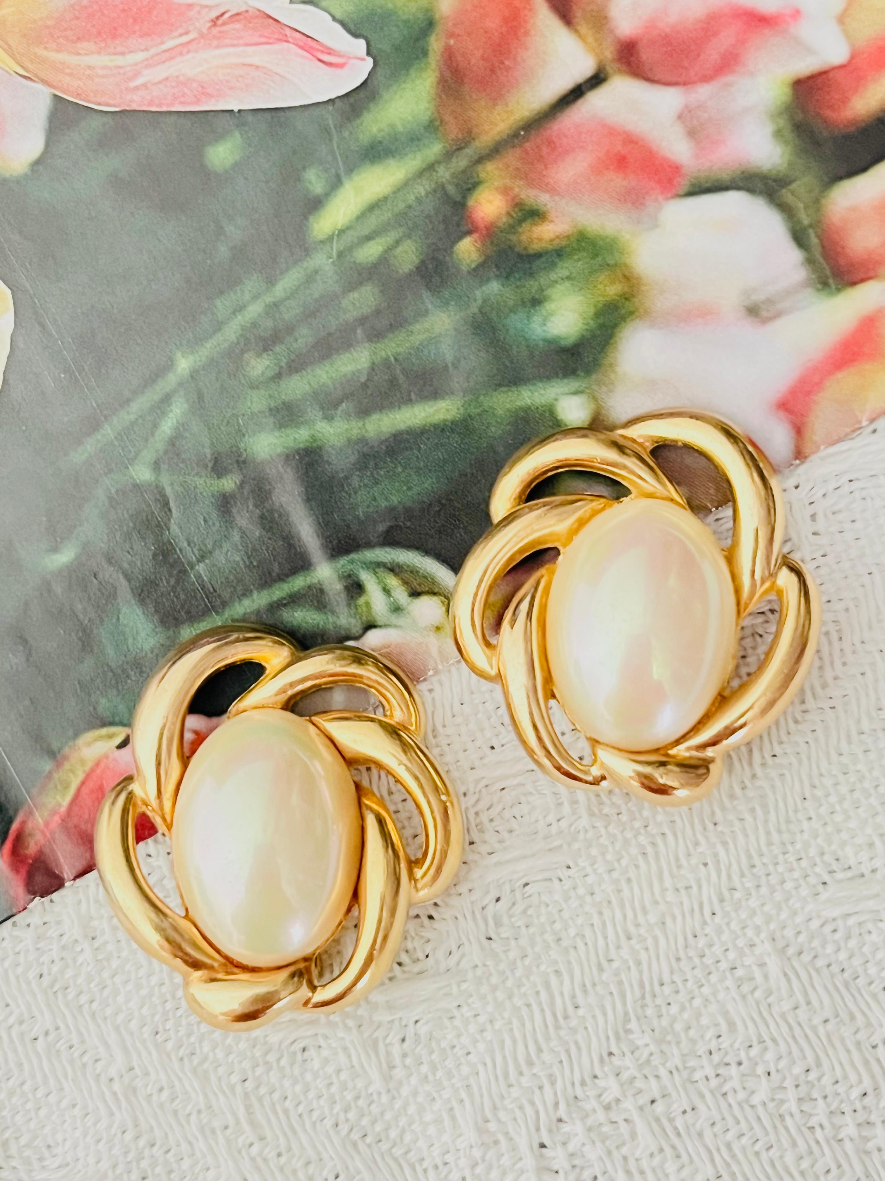 Christian Dior 1970s Vintage Massive Riesige Große Ovale Weiße Perle Blume Ineinandergreifende Seil Elegante Clip-Ohrringe, Gold-Ton

Sehr guter Zustand. Vielleicht einige leichte Kratzer oder Farbverlust, kaum bemerkbar. 100% echt.

Vintage und