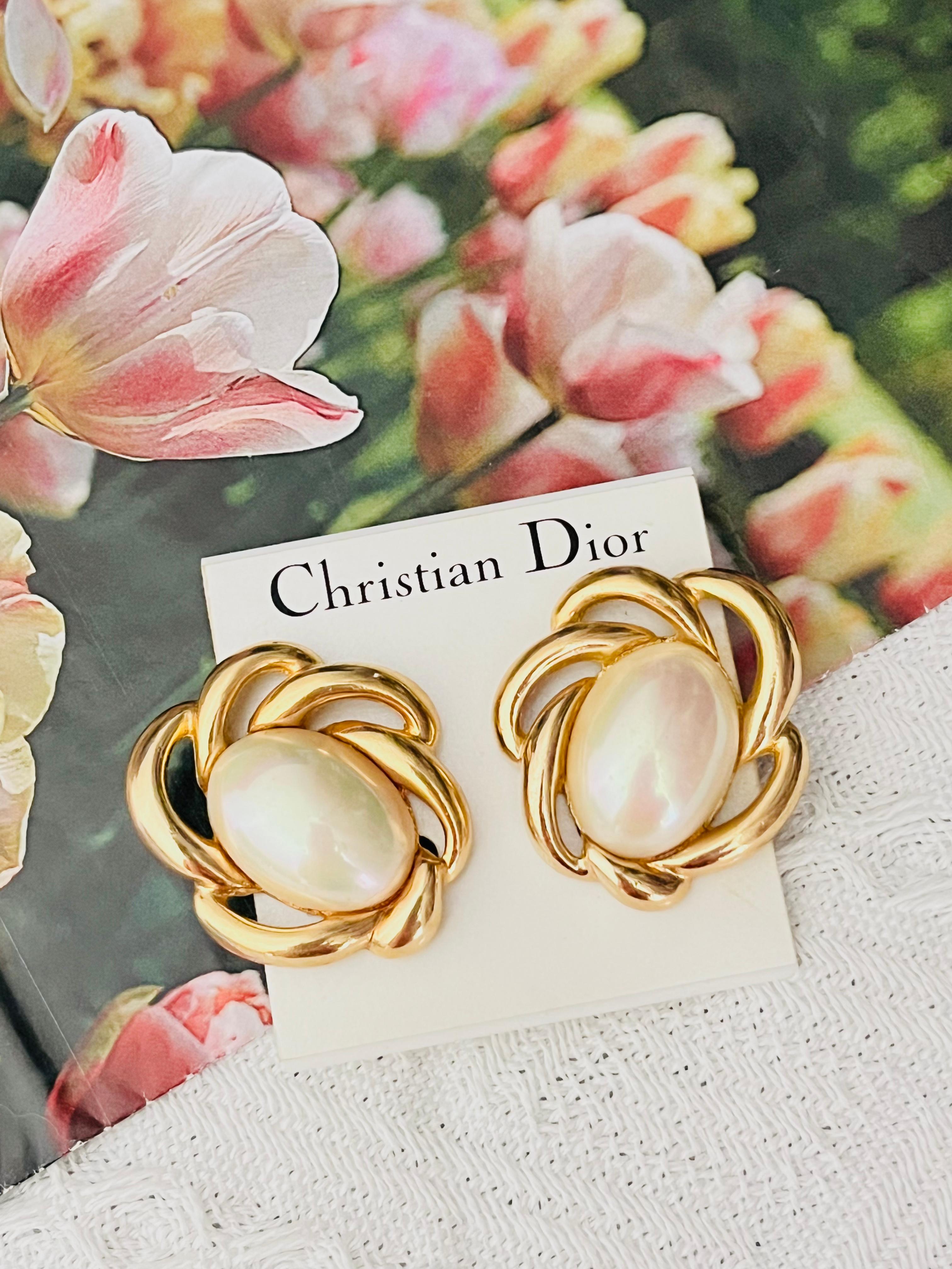 Christian Dior 1970s Vintage Massive Riesige Ovale Weiße Perlen Blume Clip Ohrringe (Art déco) im Angebot