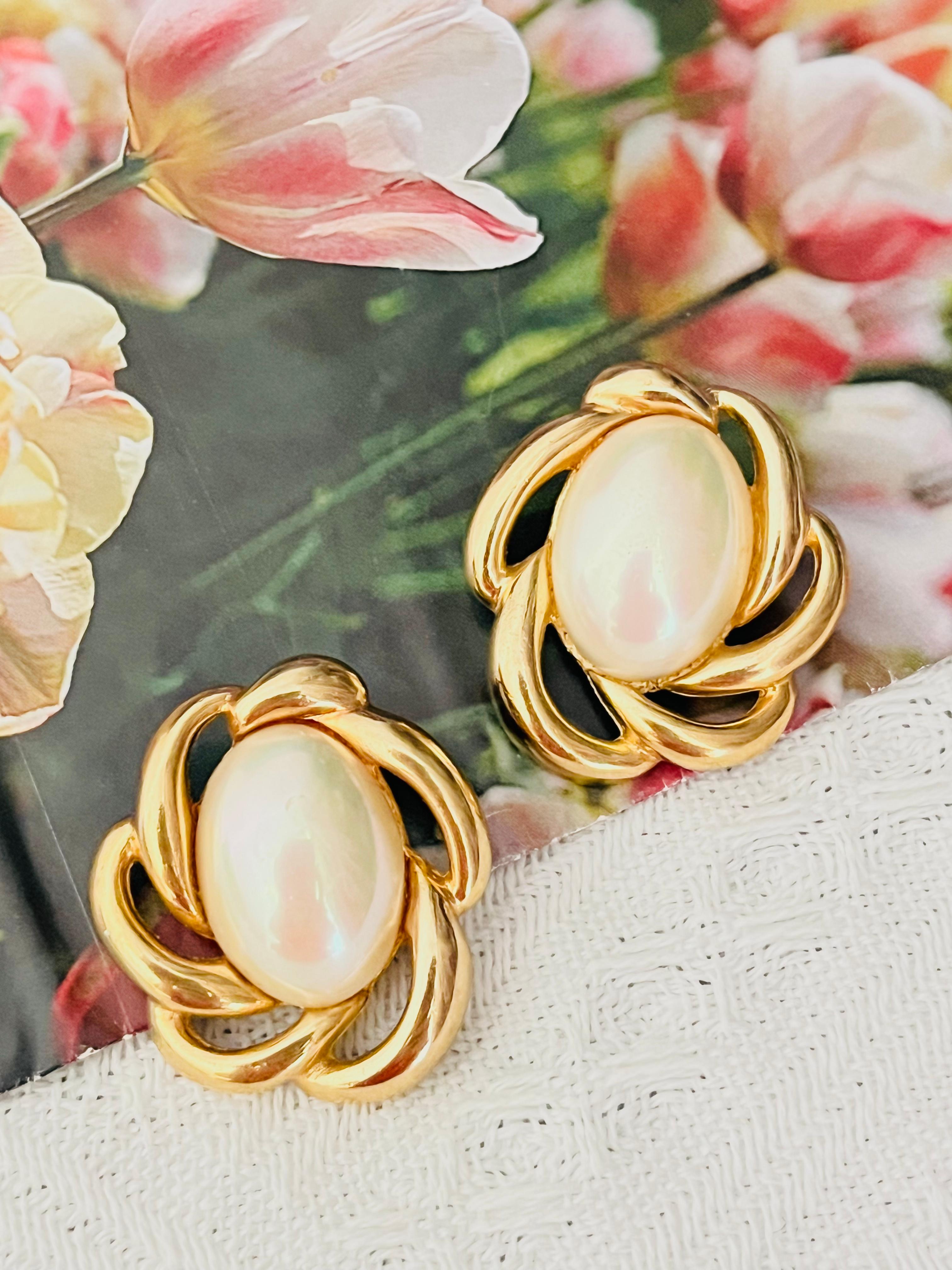 Christian Dior 1970s Vintage Massive Riesige Ovale Weiße Perlen Blume Clip Ohrringe im Zustand „Hervorragend“ im Angebot in Wokingham, England