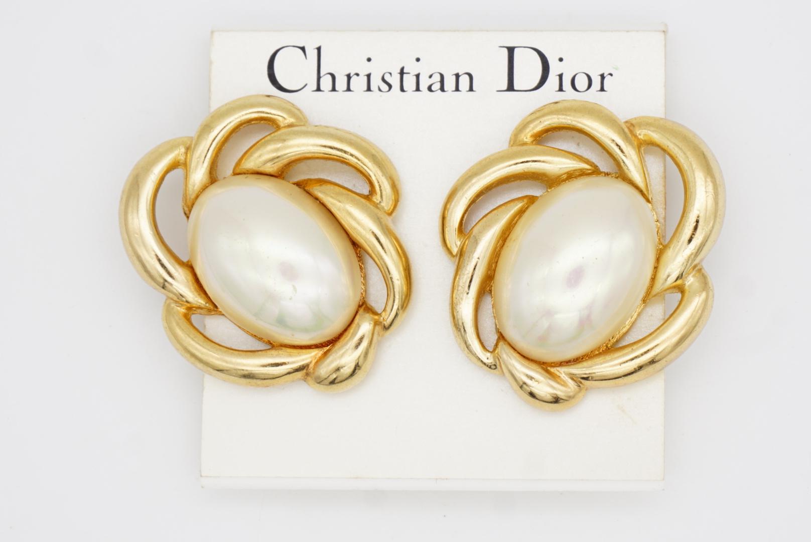 Christian Dior 1970s Vintage Massive Riesige Ovale Weiße Perlen Blume Clip Ohrringe im Angebot 3