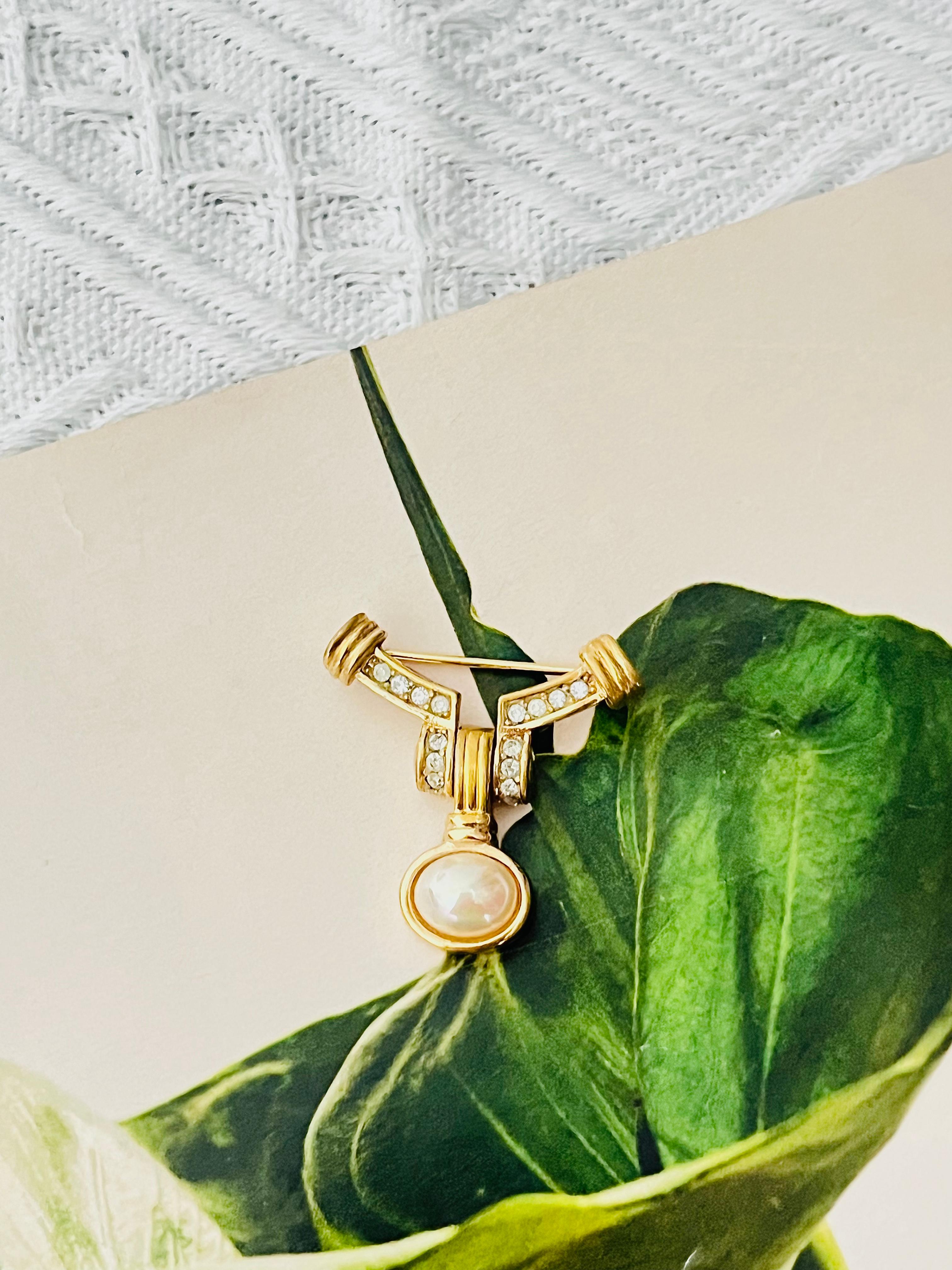 Christian Dior 1970s Vintage Movable Dangle Pearl Curved Crystals Badge Brooch In Good Condition For Sale In Wokingham, England
