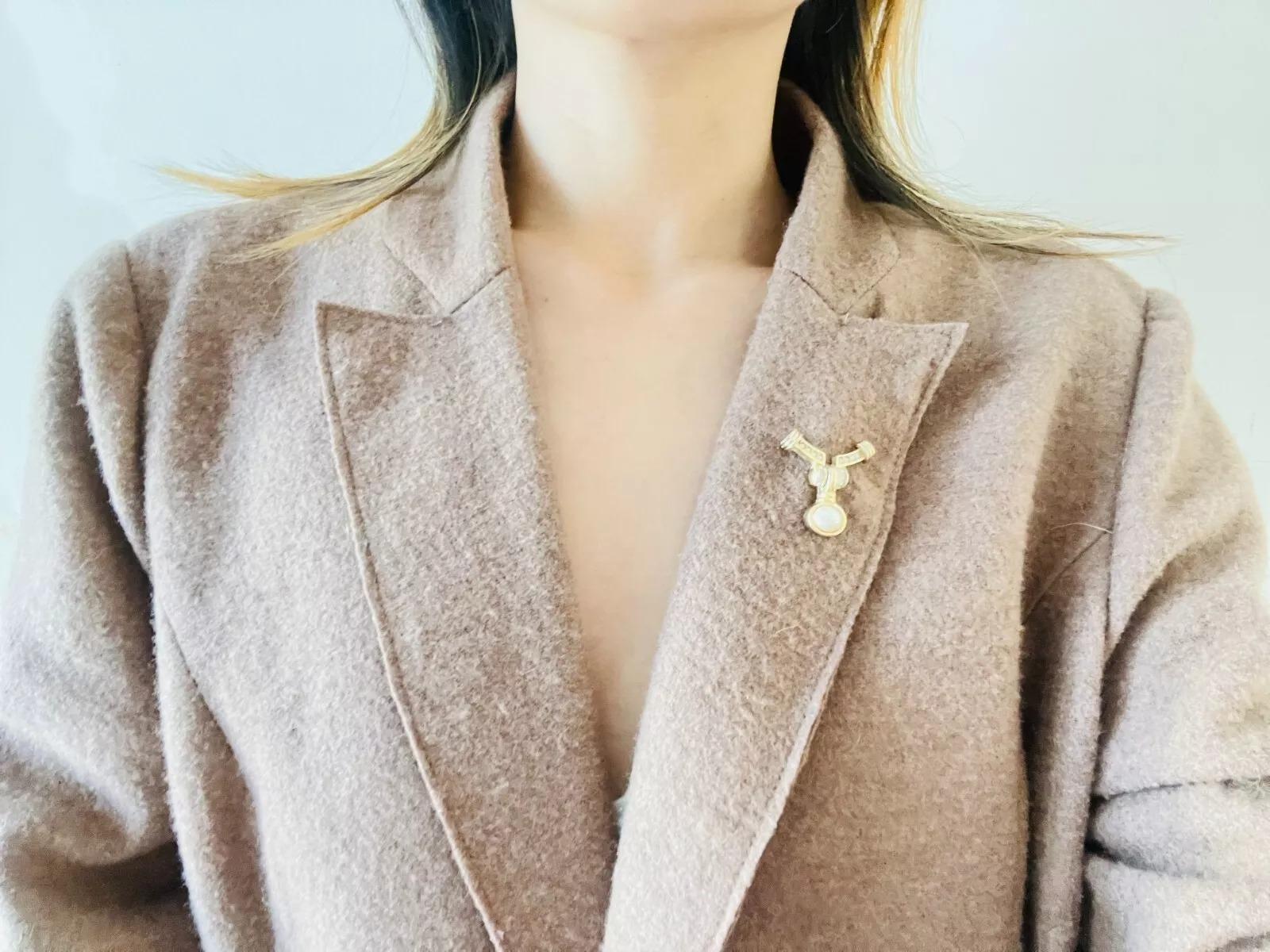 Christian Dior 1970s Vintage Movable Dangle Pearl Curved Crystals Badge Brooch For Sale 1