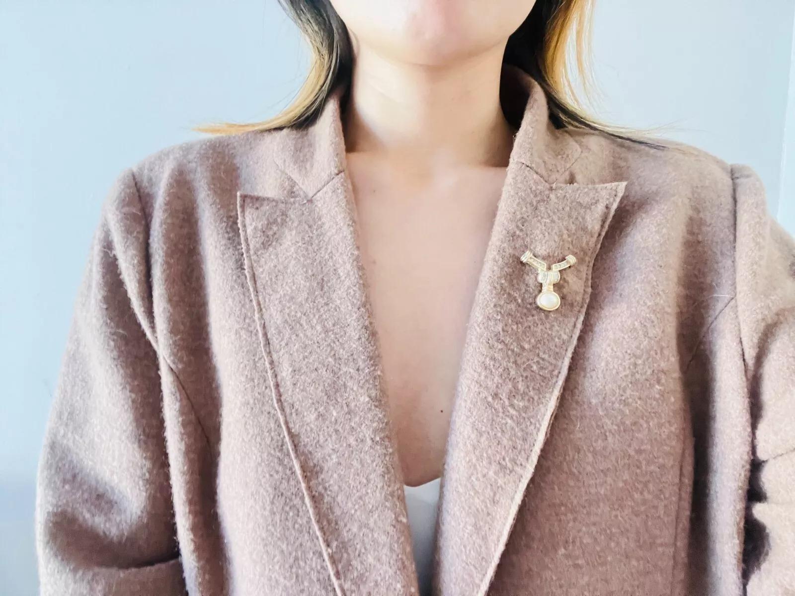 Christian Dior Broche vintage amovible en perles et cristaux courbés, années 1970 2