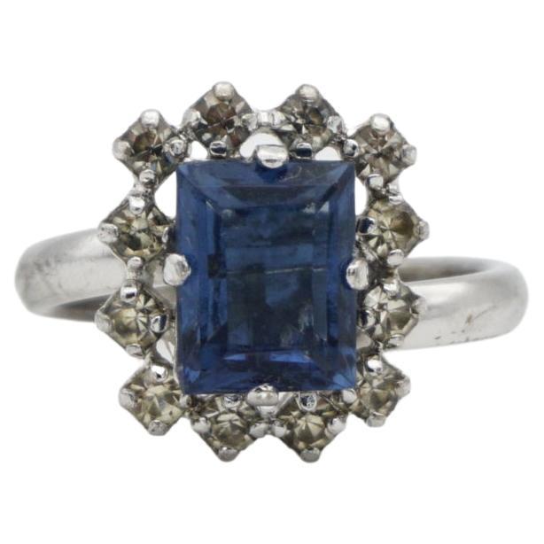Christian Dior 1970s Vintage Rectángulo Azul Aguamarina Cristales Halo Elegante Anillo, US 8, Tono Plata

Buen estado. Algunos arañazos y pérdida de color. 100% original.

Raro de encontrar. Firmado en la parte trasera. Vintage.

Material: Metal