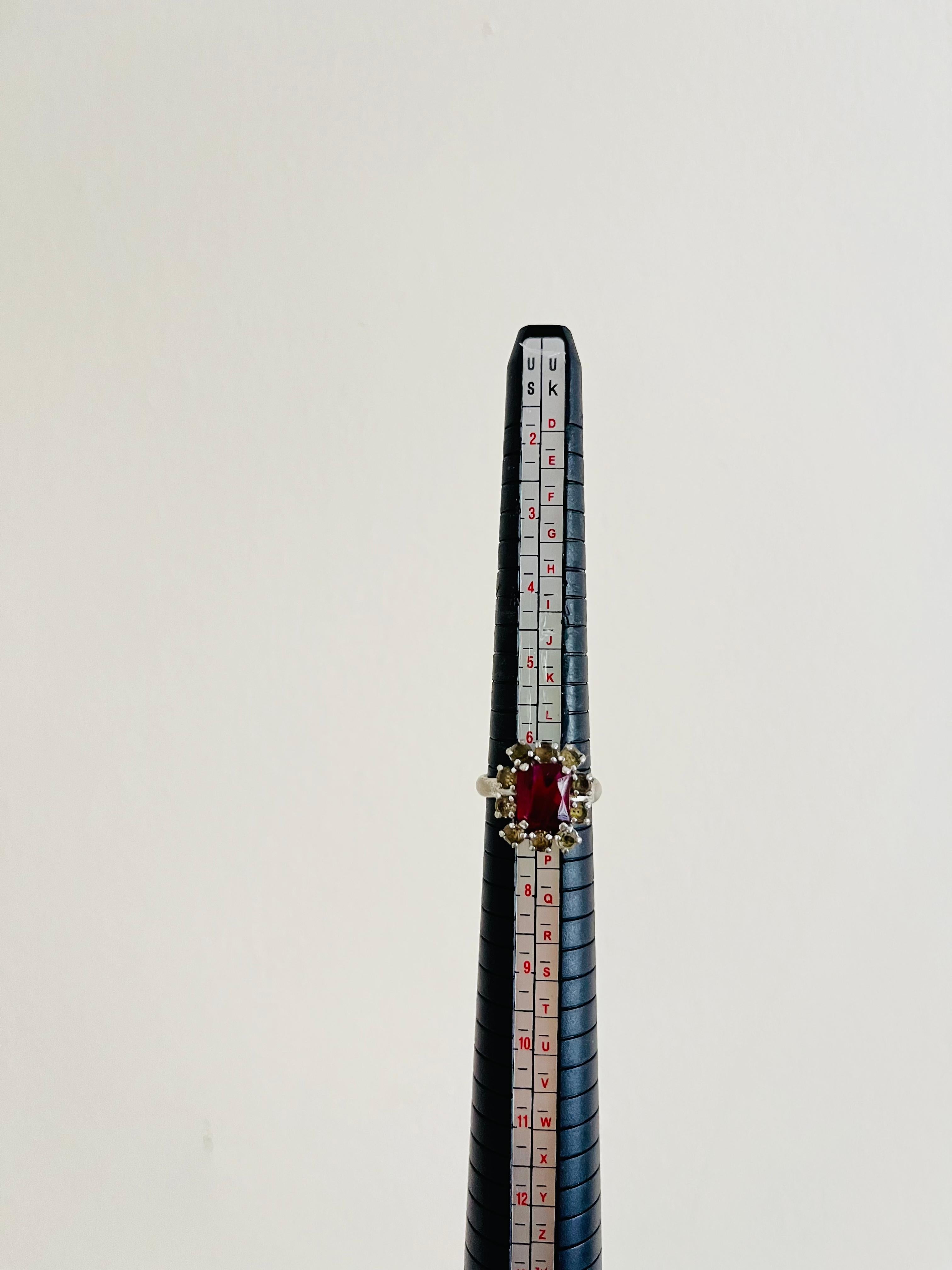 Christian Dior 1970 Vintage Rettangolo Rosso Rubino Cristalli Halo Anello in Argento, US 7 in vendita 8