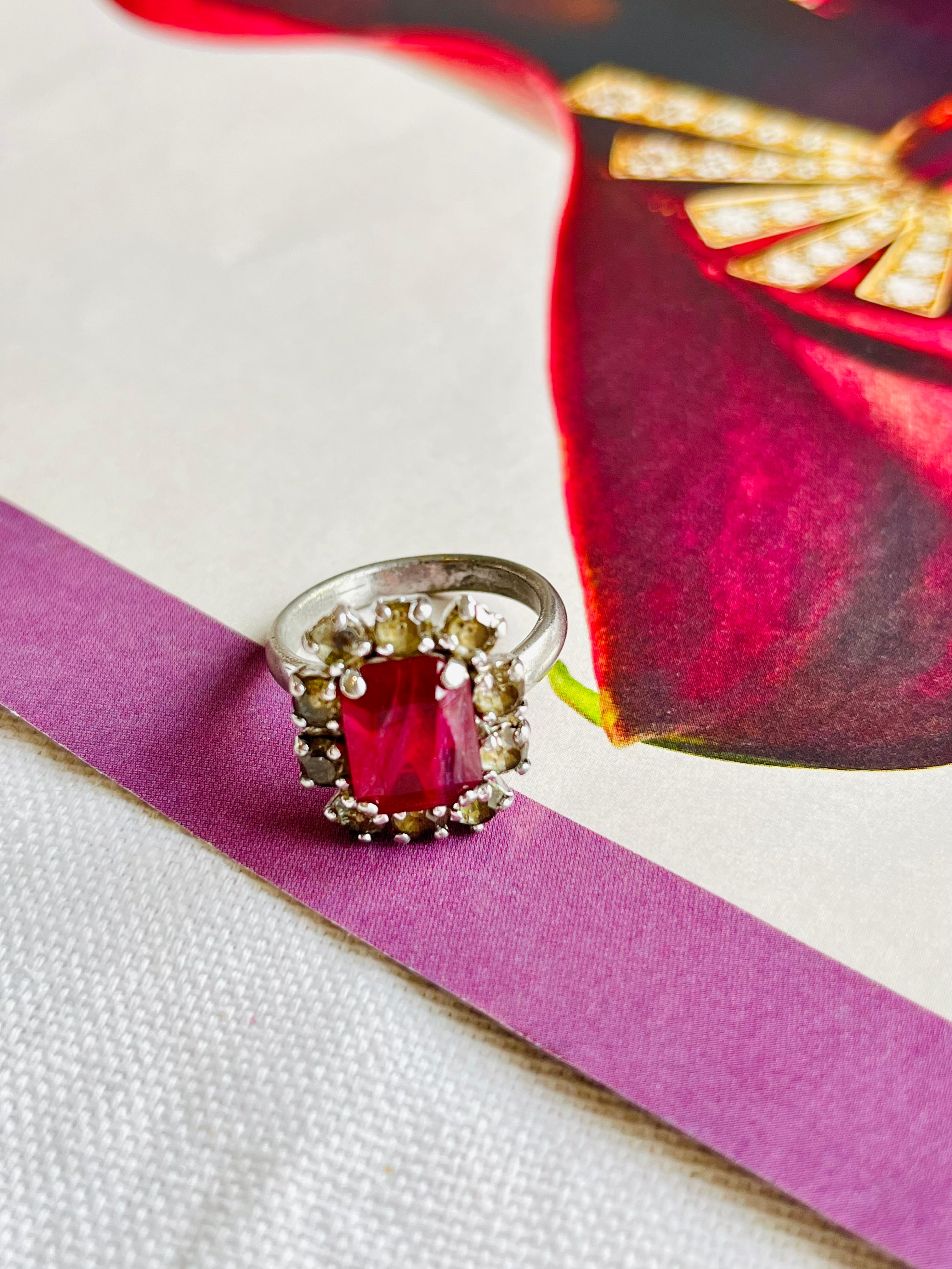 Christian Dior 1970 Vintage Rettangolo Rosso Rubino Cristalli Halo Anello in Argento, US 7 In condizioni buone in vendita a Wokingham, England