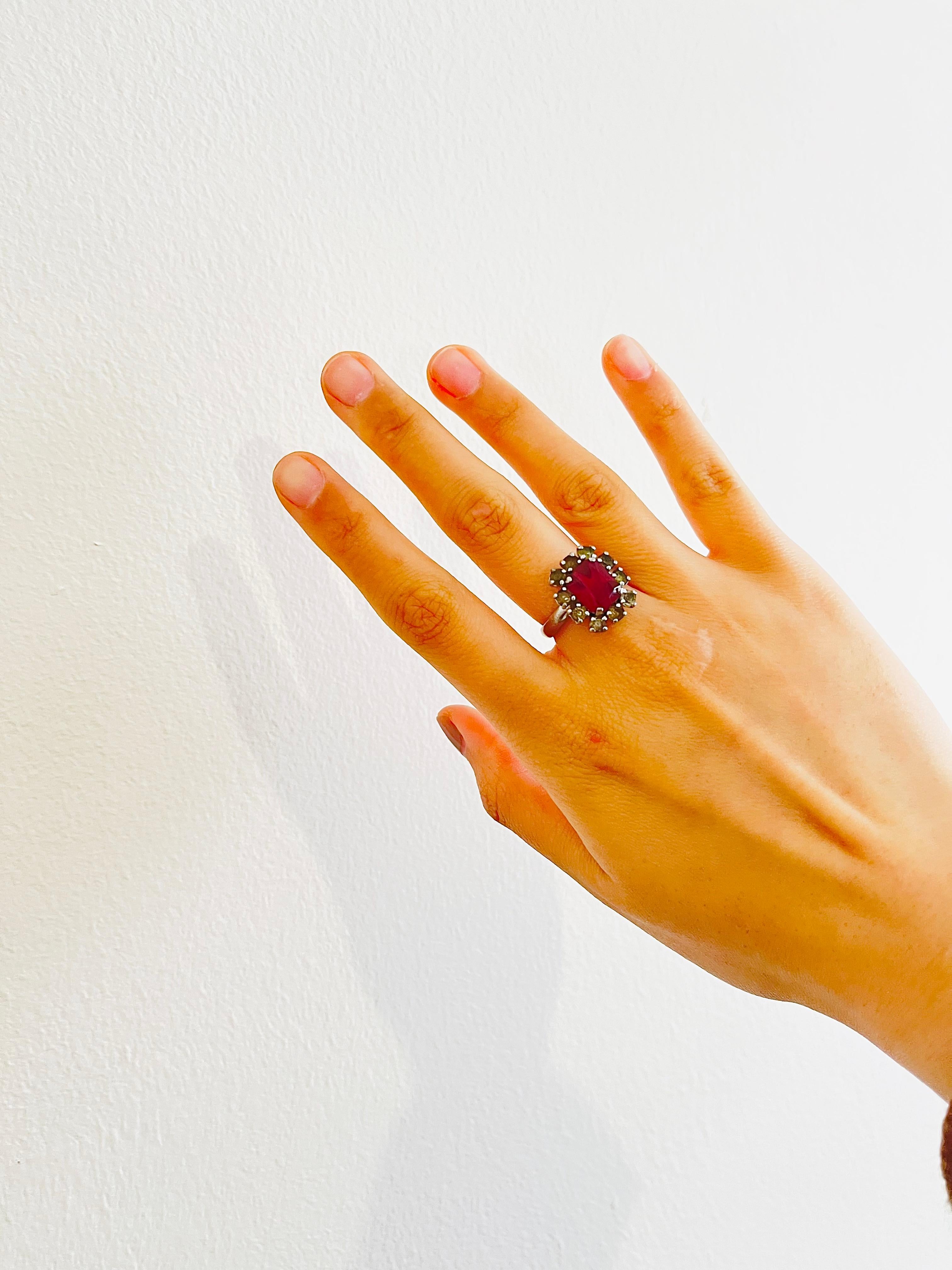 Donna Christian Dior 1970 Vintage Rettangolo Rosso Rubino Cristalli Halo Anello in Argento, US 7 in vendita
