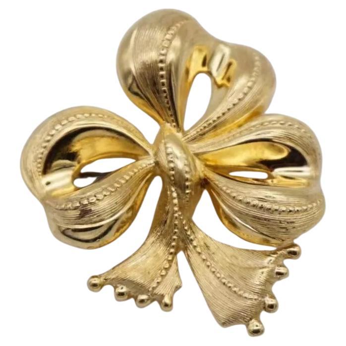 Christian Dior 1970 Vintage Ribbon Present Gift Knot Bow Heart Love Brooch, Gold Tone

Très bon état. 100% authentique.

Très légères rayures, pas de perte de couleur à l'exception de l'épingle. Une pièce unique. 

Broche stylisée plaquée or.