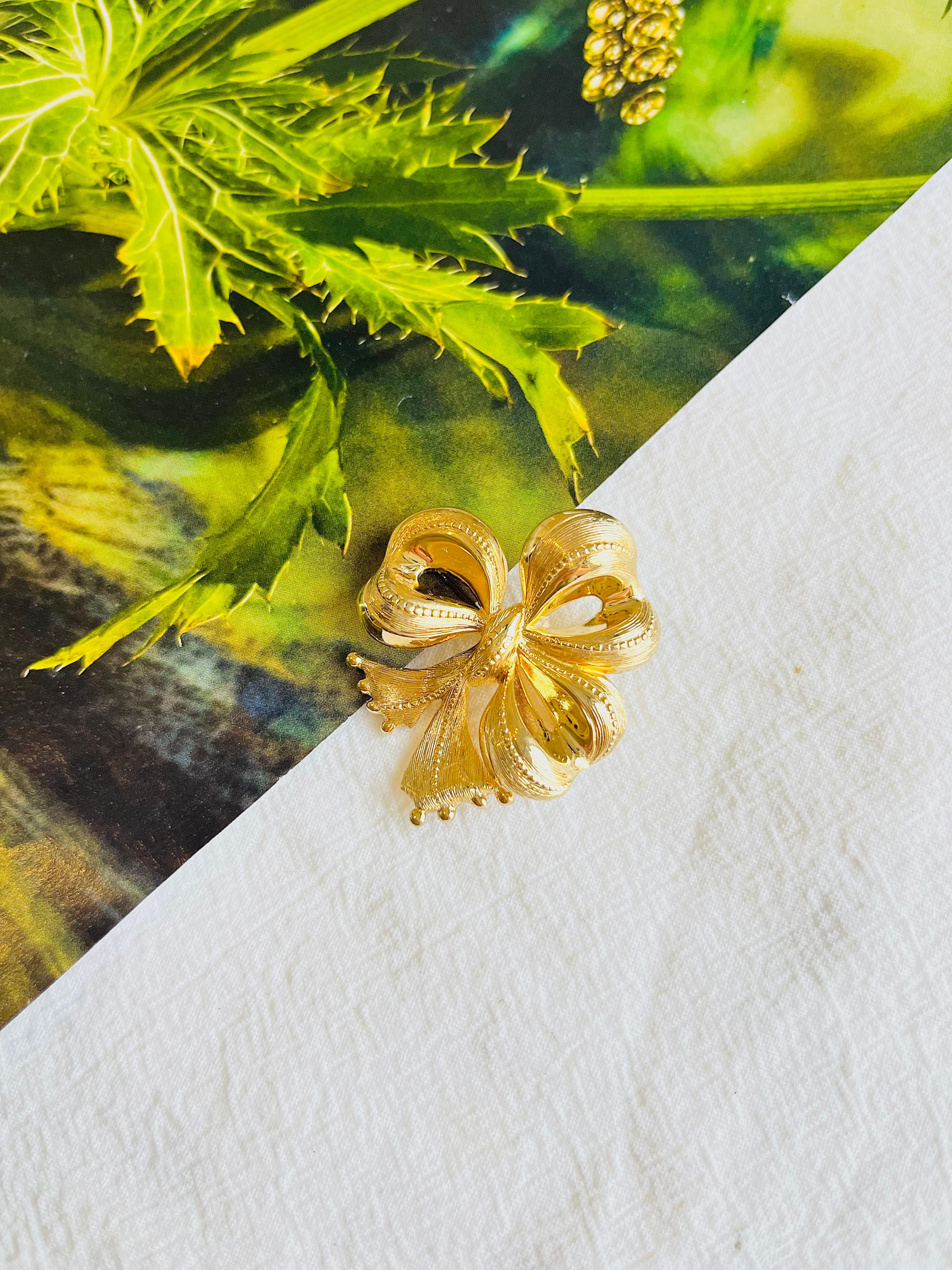 Christian Dior 1970 Vintage Ribbon Present Gift Bow Bow Heart Love Gold Brooch Excellent état - En vente à Wokingham, England