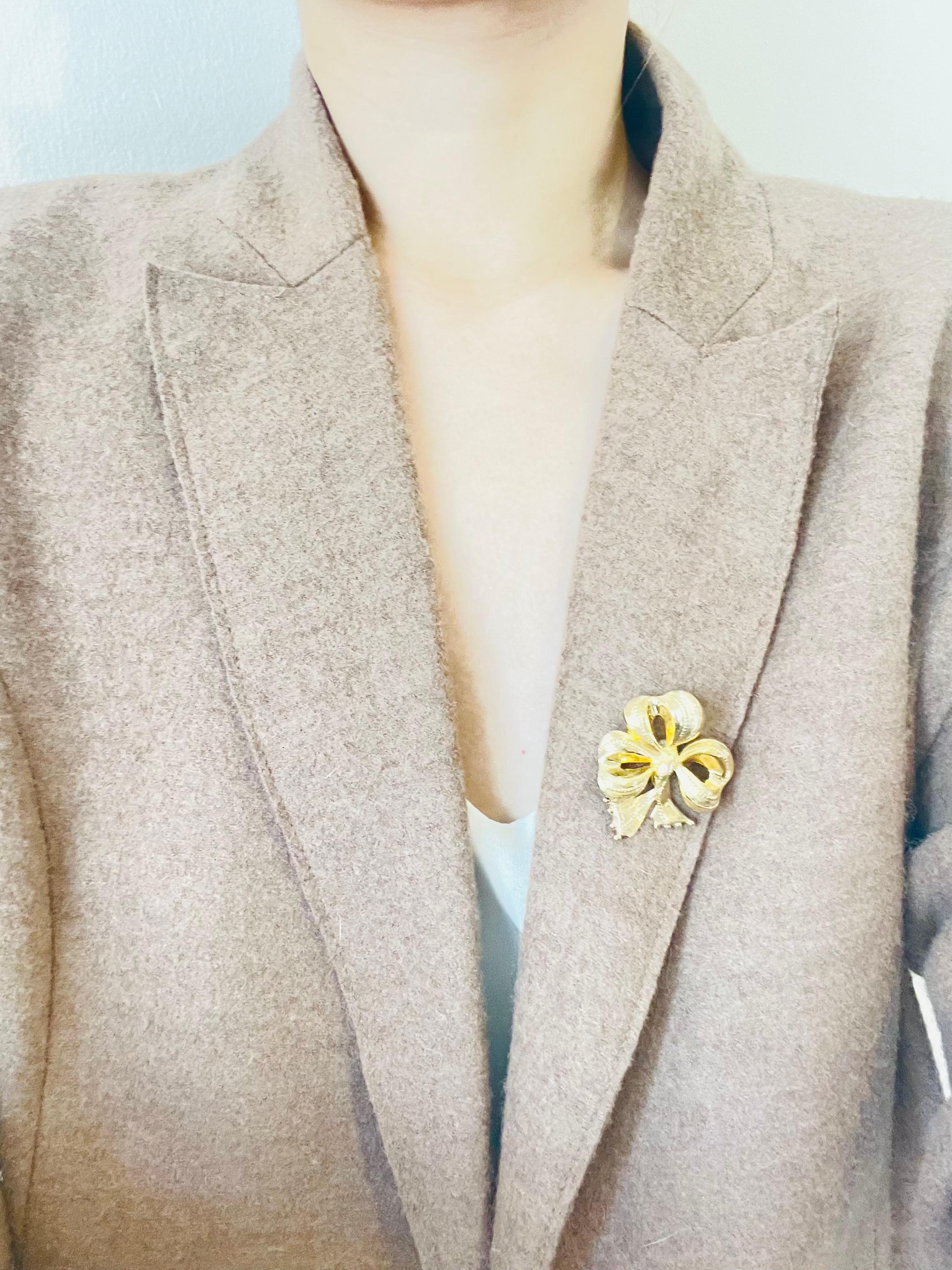 Christian Dior 1970s Vintage Ribbon Present Gift Knot Bow Heart Love Gold Brooch 1