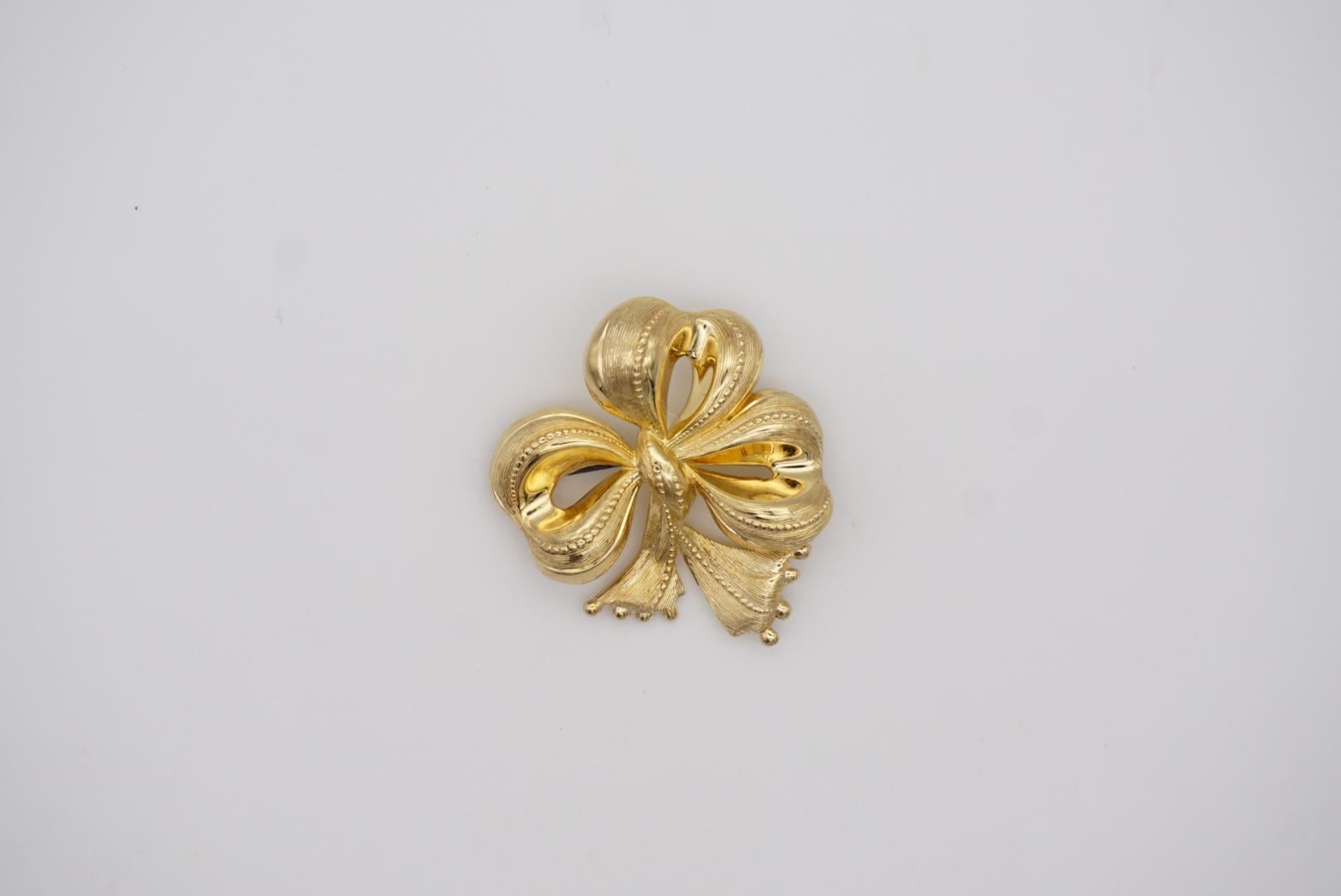 Christian Dior 1970s Vintage Ribbon Present Gift Knot Bow Heart Love Gold Brooch In Excellent Condition For Sale In Wokingham, England