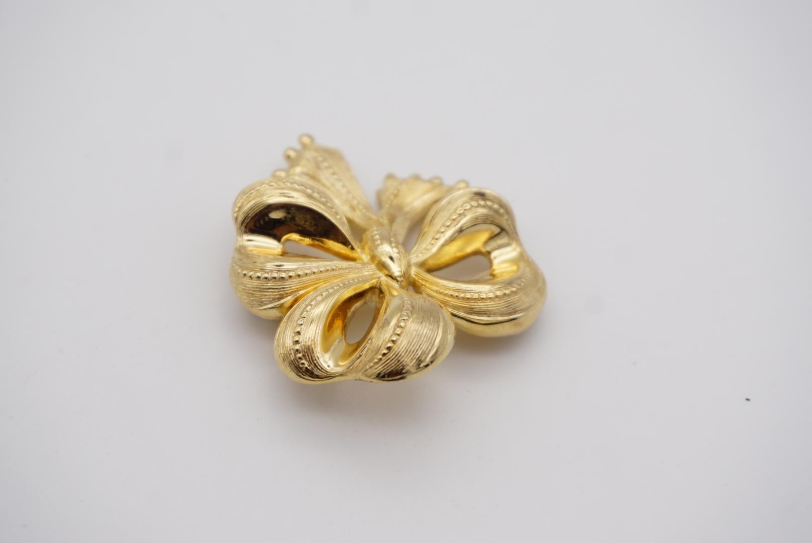 Christian Dior 1970s Vintage Ribbon Present Gift Knot Bow Heart Love Gold Brooch For Sale 1