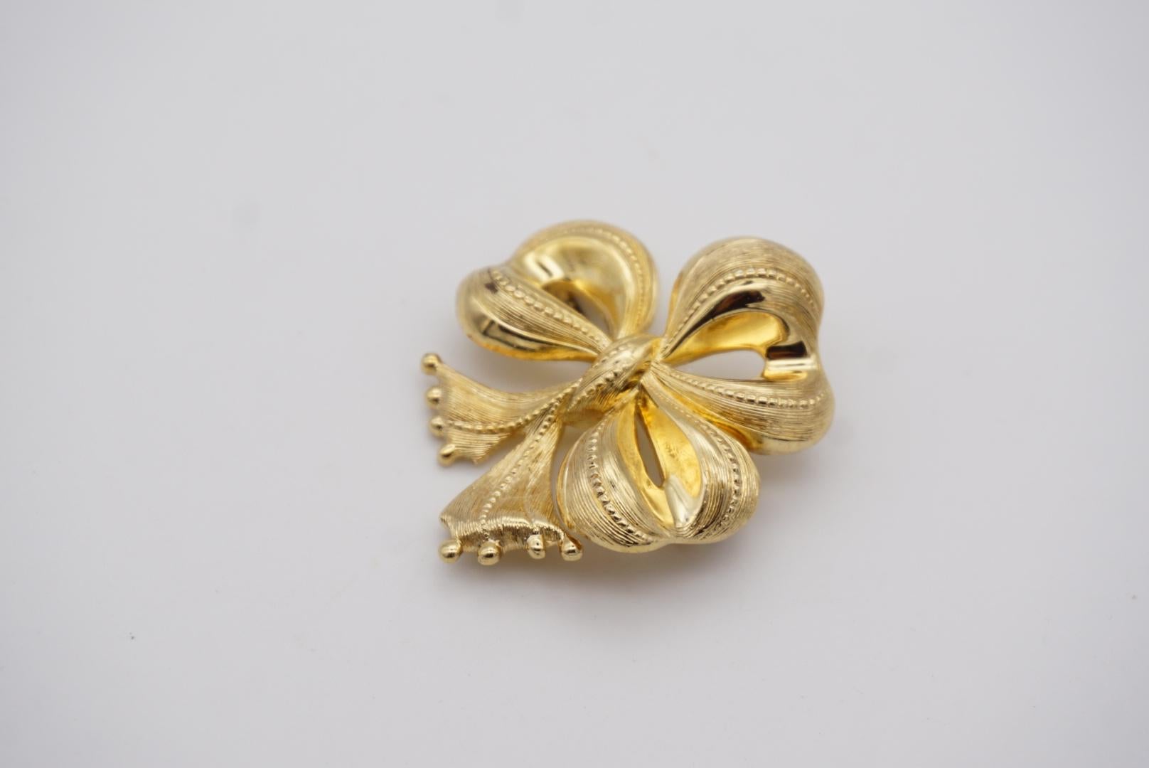 Christian Dior 1970s Vintage Ribbon Present Gift Knot Bow Heart Love Gold Brooch 4