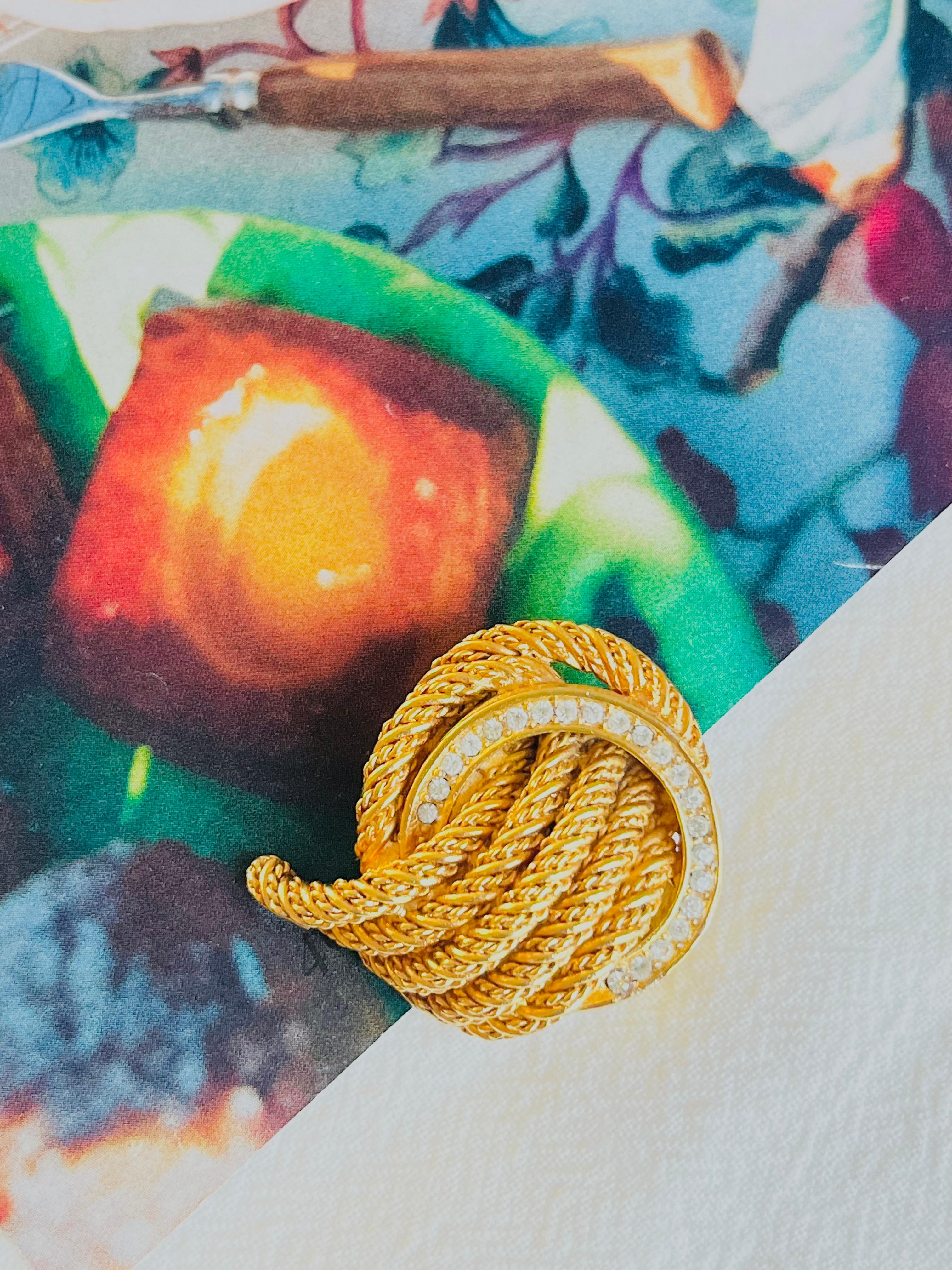 Very excellent condition. 100% genuine.

A unique piece. This is gold plated stylised brooch.

Safety-catch pin closure.

Size: 3.2 cm x 3.6 cm.

Weight: 15.0 g.

_ _ _

Great for everyday wear. Come with velvet pouch and beautiful package.

Makes