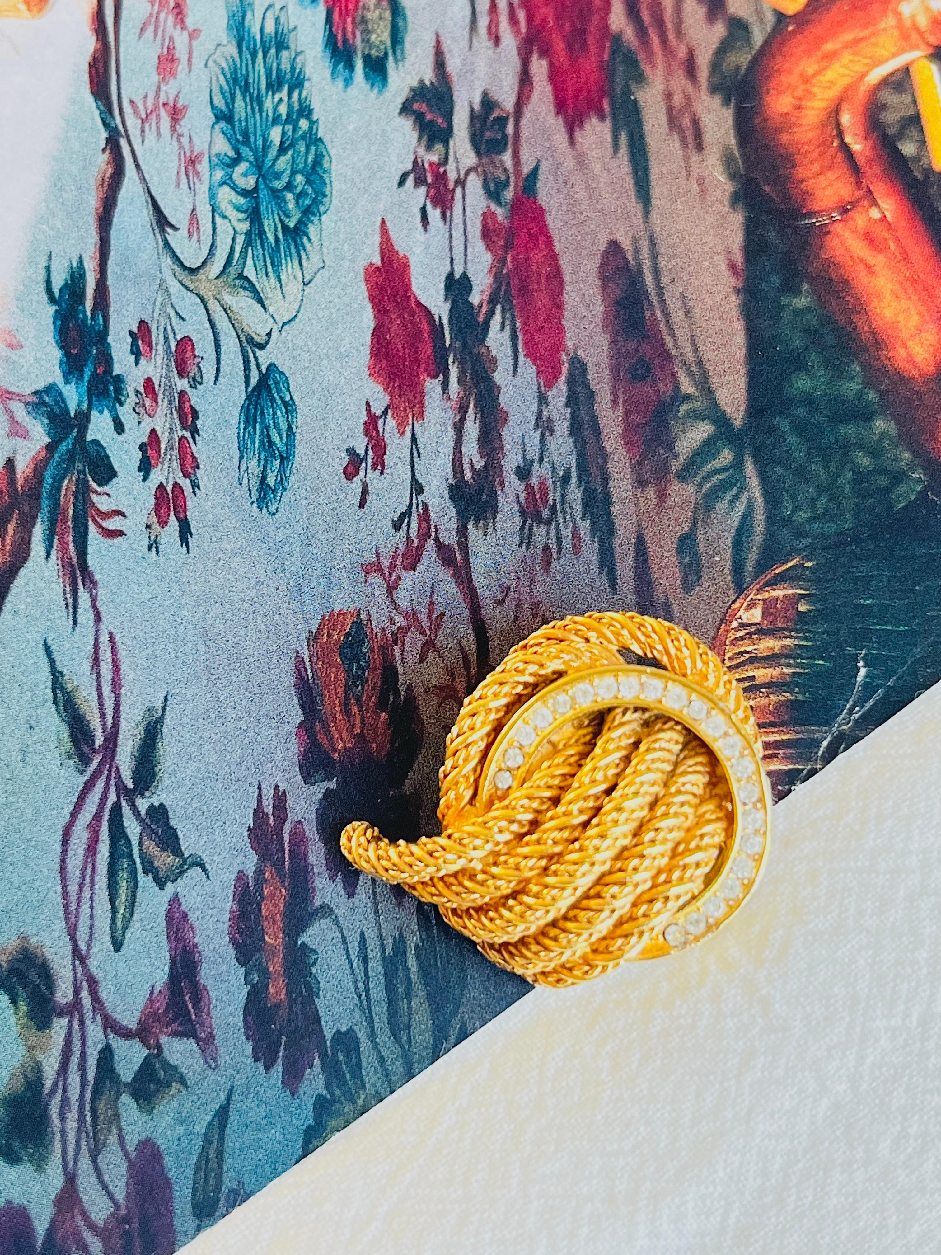 Baroque Christian Dior 1970s Vintage Round Hoop Knot Twist Rope Crystals Gold Brooch For Sale
