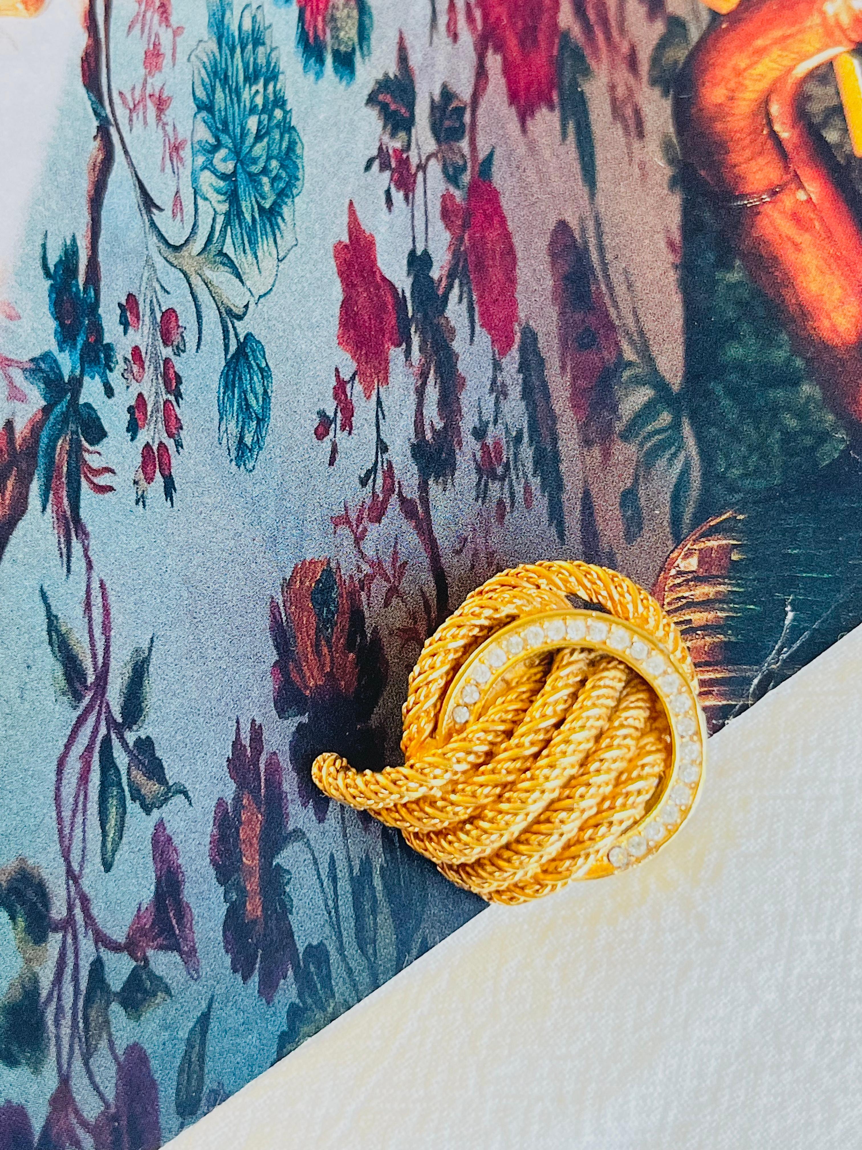 Christian Dior 1970s Vintage Round Hoop Knot Twist Rope Crystals Gold Brooch In Excellent Condition In Wokingham, England