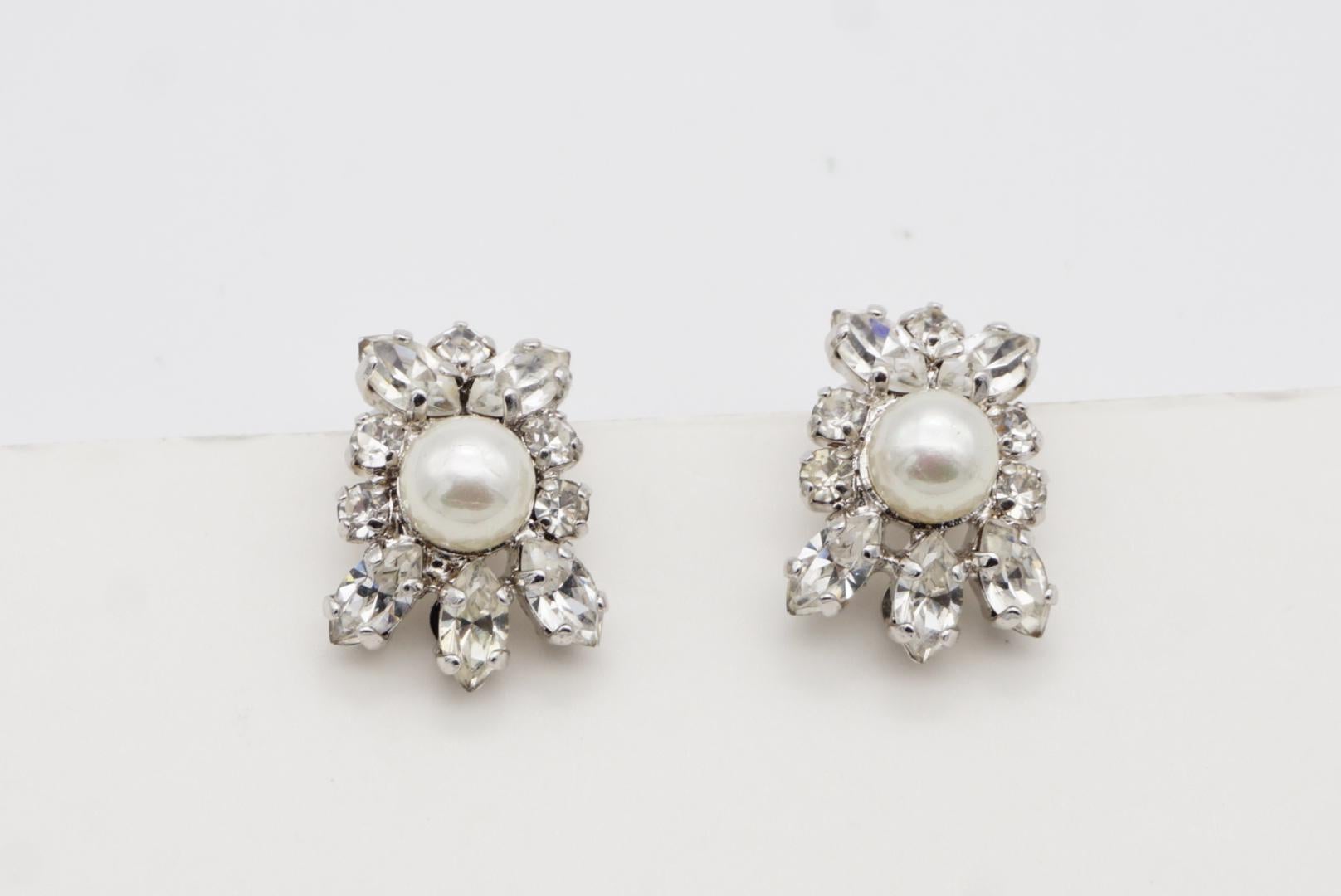 Christian Dior 1970er Jahre Vintage funkelnde Kristall Weiß Perle Blume Clip-Ohrringe im Angebot 7