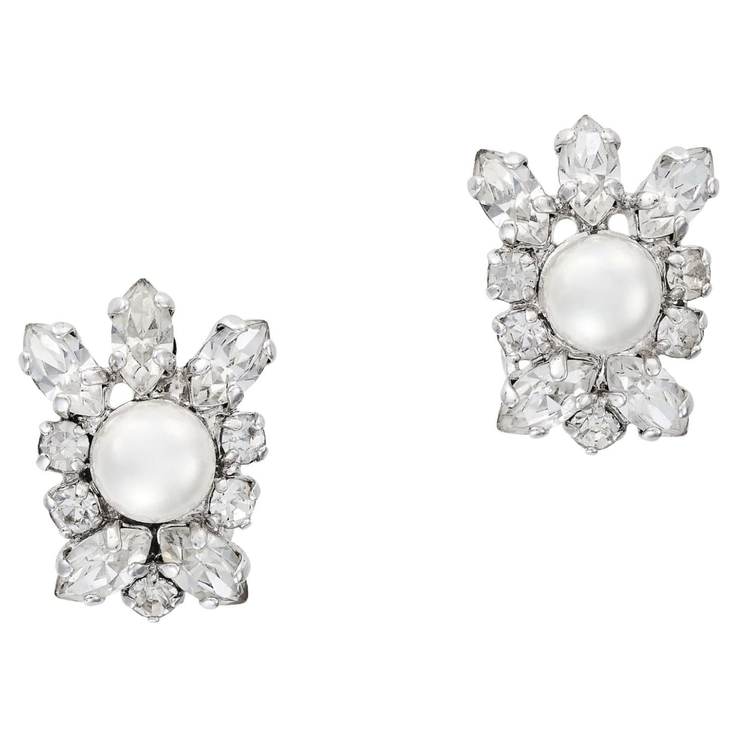 Christian Dior 1970s Vintage Sparkling Crystals White Round Pearl Flower Elegant Clip Earrings, Silver Tone

Very excellent condition. Not any scratches or colour loss. Vintage and rare to find. 100% Genuine.

A very beautiful pair of earrings by