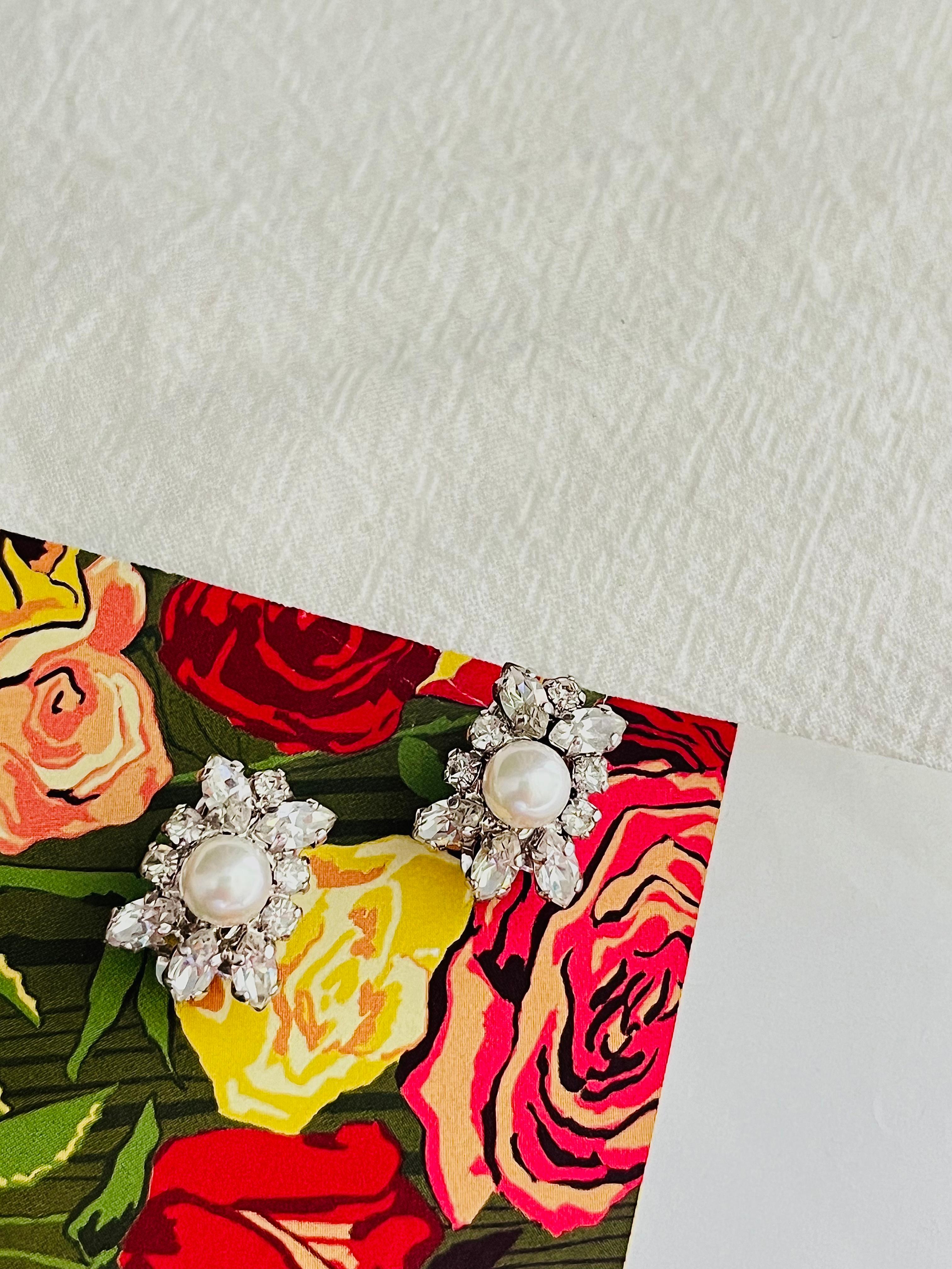 Christian Dior 1970er Jahre Vintage funkelnde Kristall Weiß Perle Blume Clip-Ohrringe für Damen oder Herren im Angebot