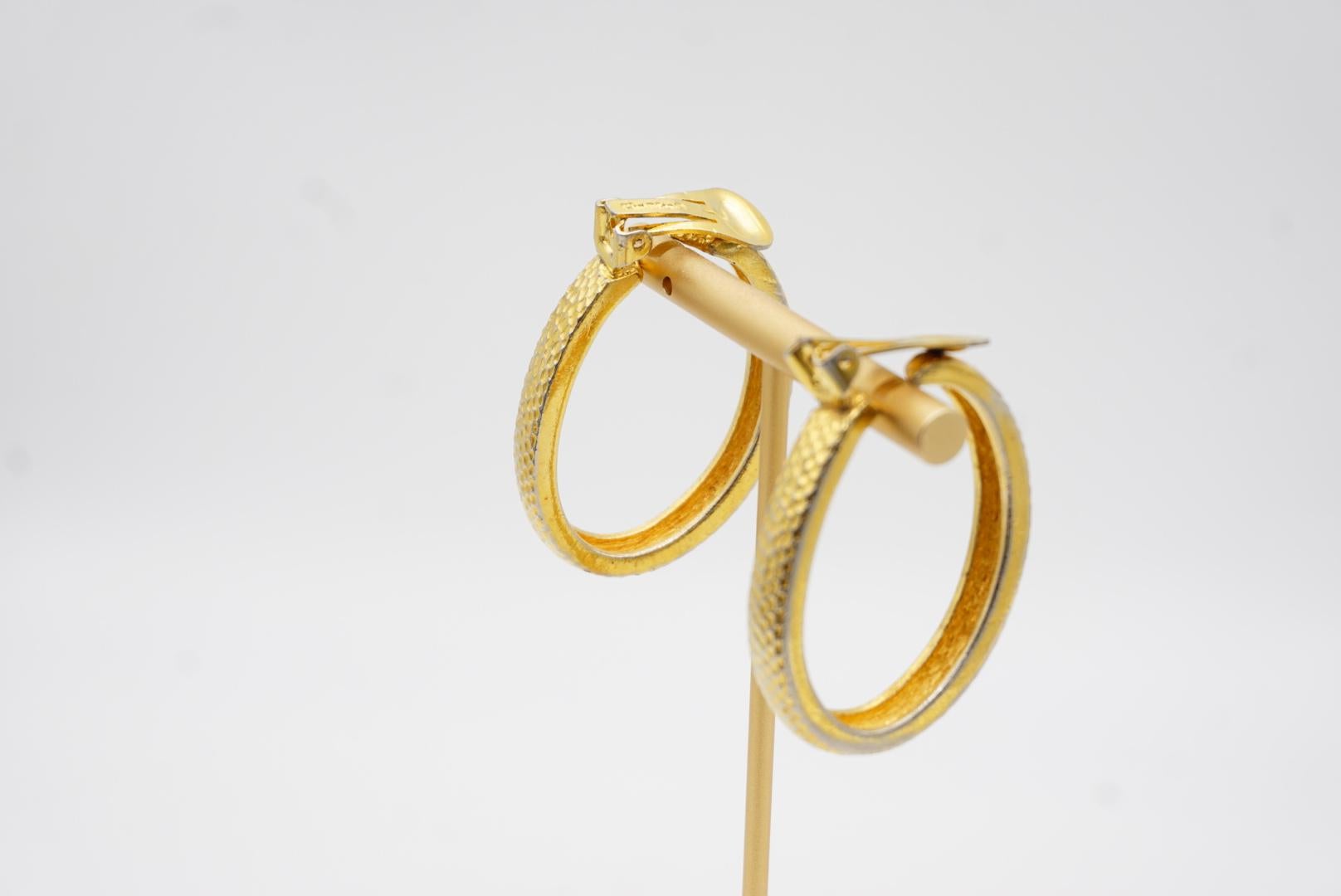 Christian Dior 1970er Jahre Vintage Texturierter großer ovaler Ring Creolen Chunky Clip-Ohrringe im Angebot 9