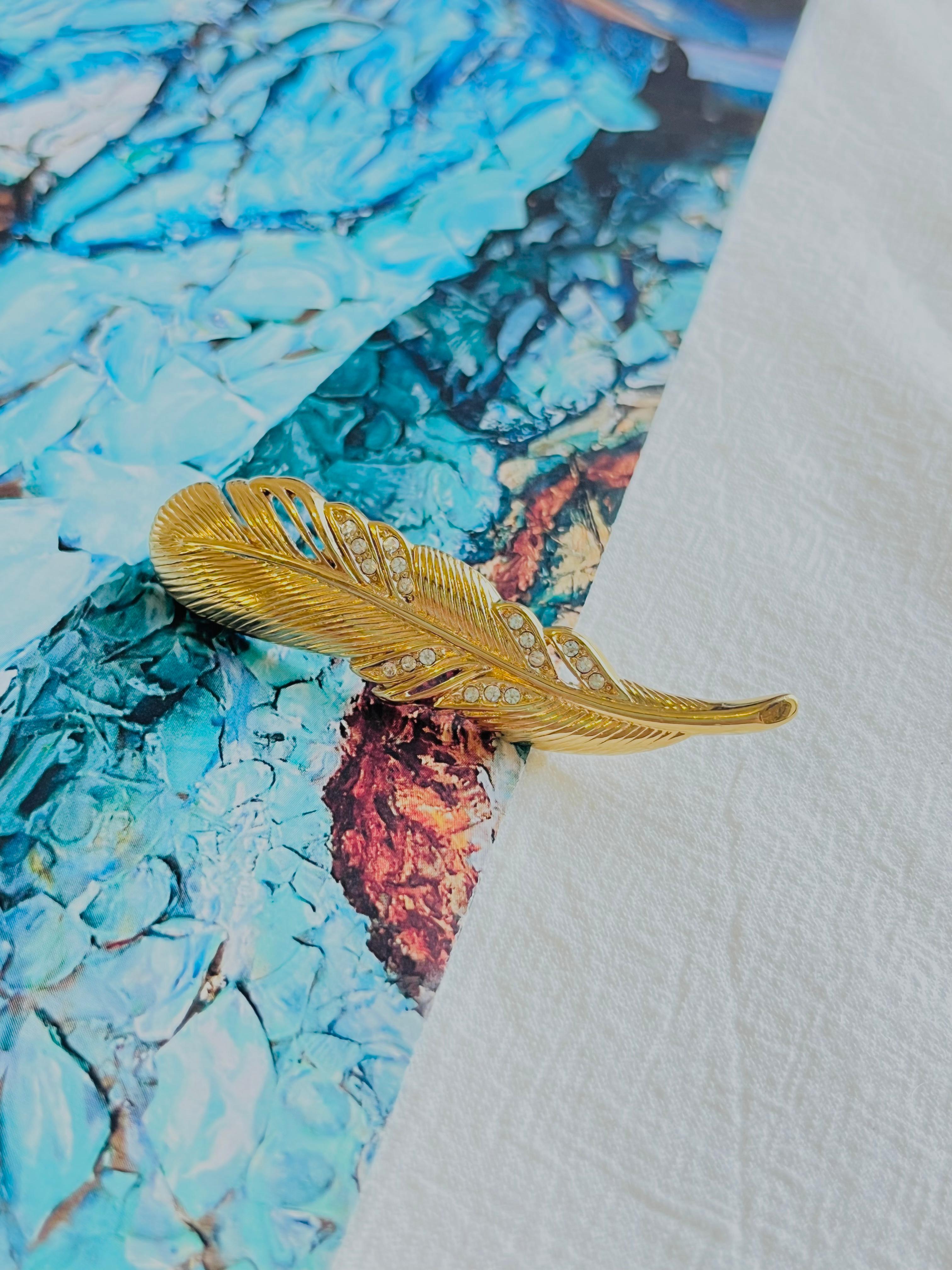 Christian Dior 1970s Vintage Vivid Openwork Feather Leaf Crystals Gold Brooch In Excellent Condition In Wokingham, England
